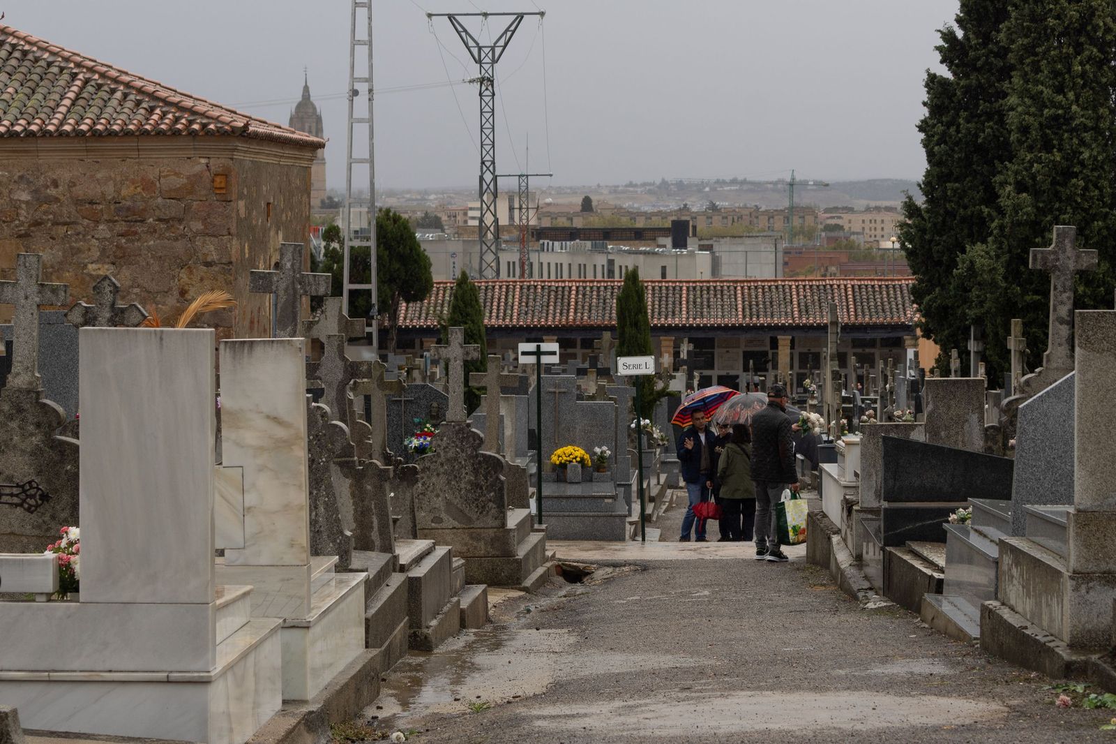 Lluviosa mañana de todos los santos en el Cementerio San Carlos Borromeo de Salamanca