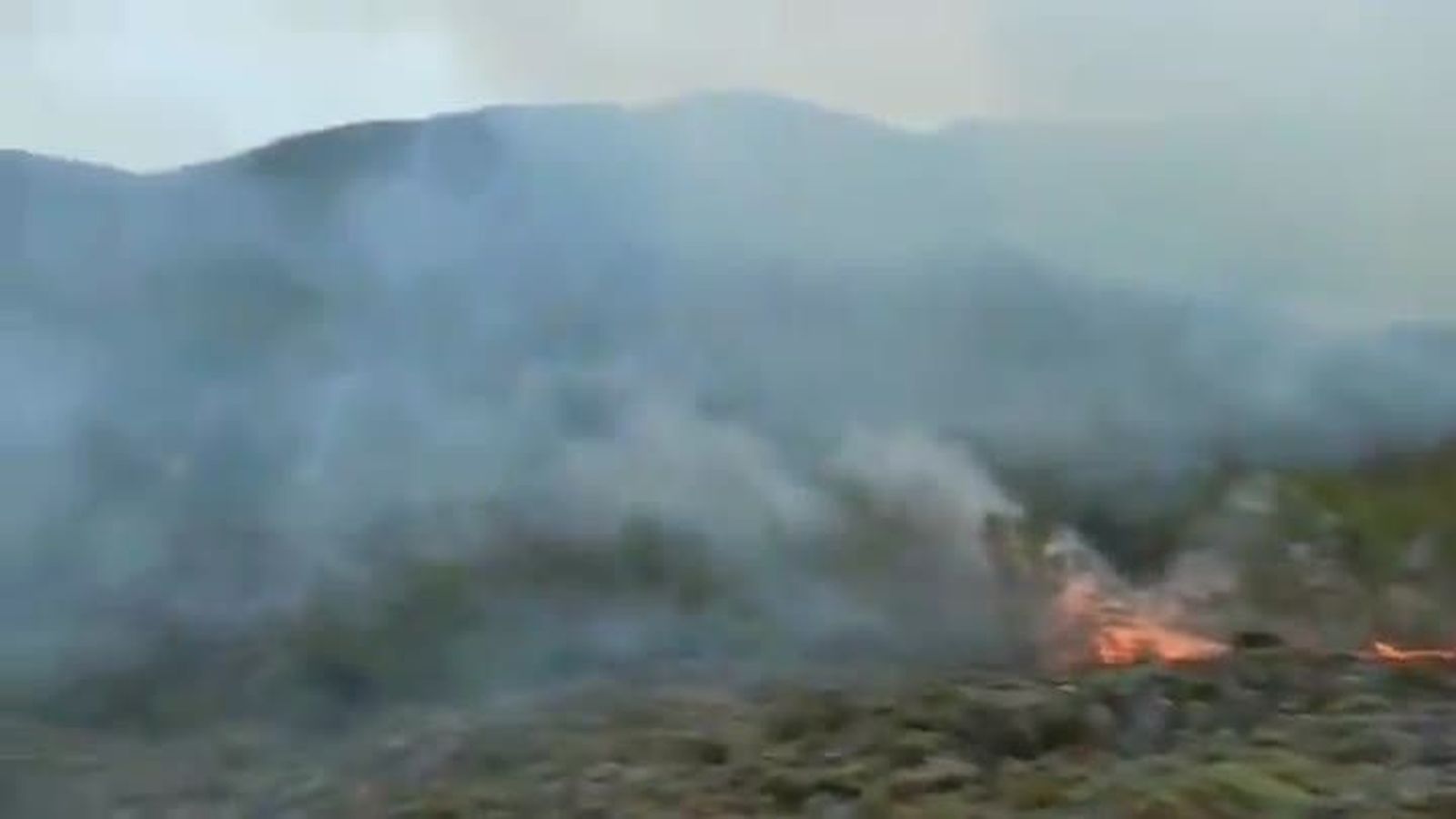 VÍDEO | El fuego de Ribadelago ha mantenido en vilo a los vecinos durante toda la noche