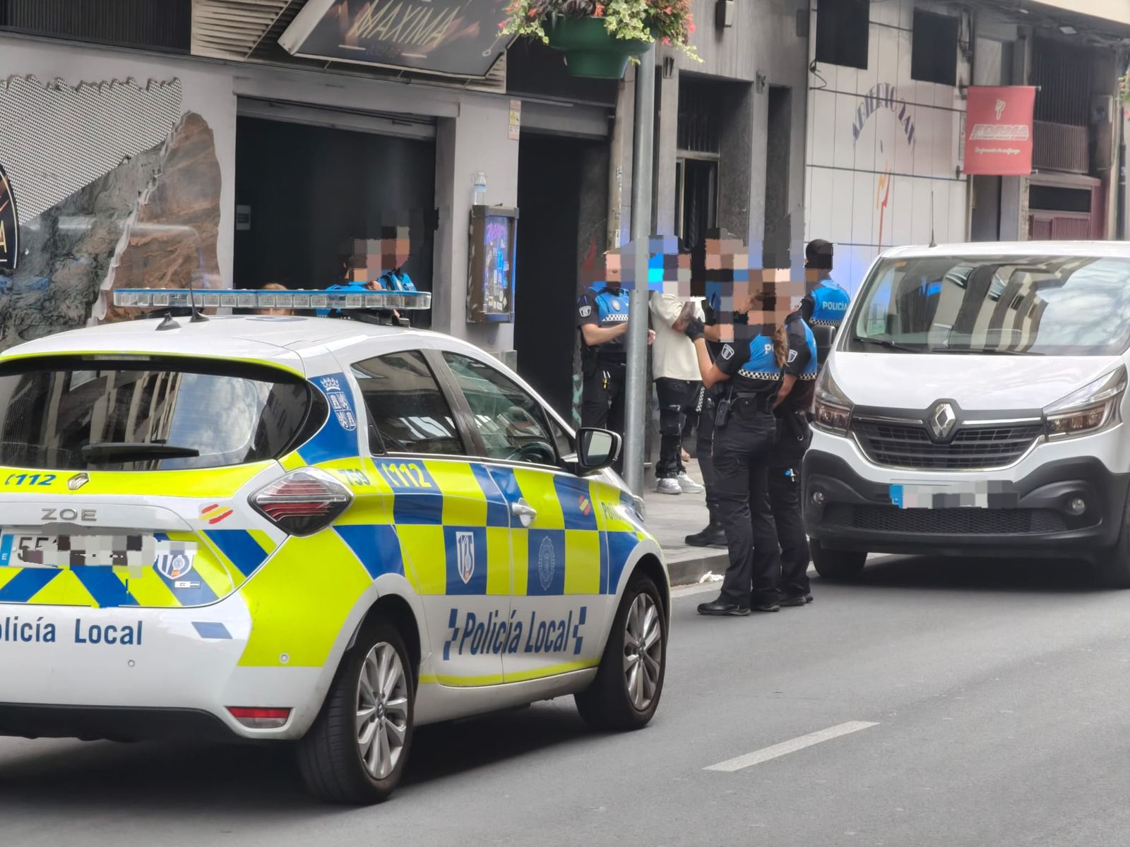 Presencia de la Policía Local en un establecimiento de Álvaro Gil