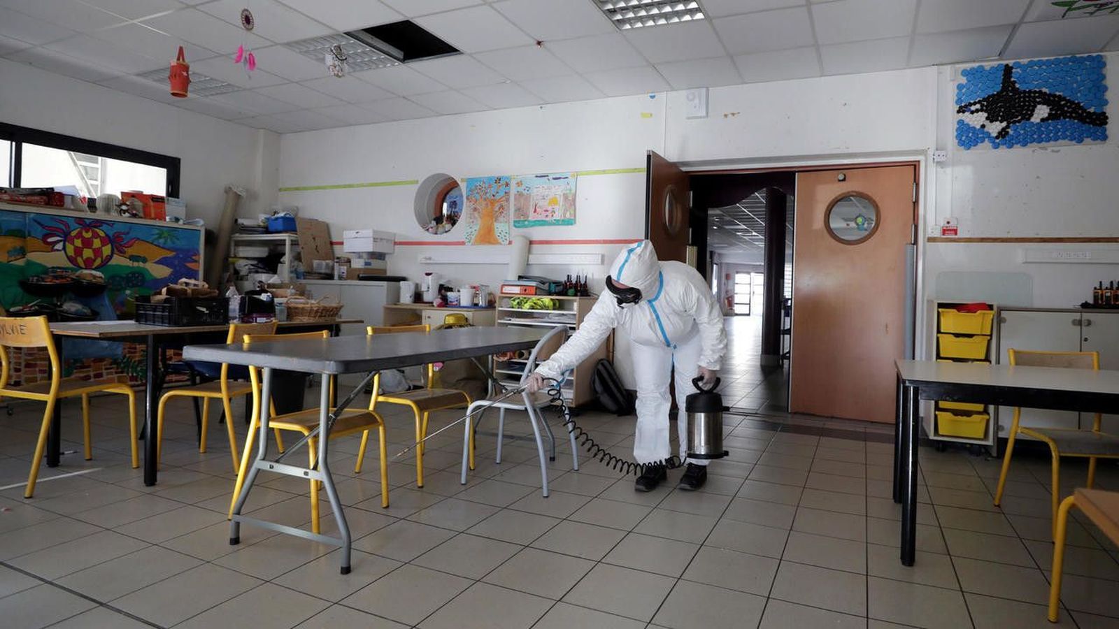 Un profesional procede a la desinfección de un aula en plena pandemia de coronavirus Un profesional procede a la desinfección de un aula en plena pandemia de coronavirus
