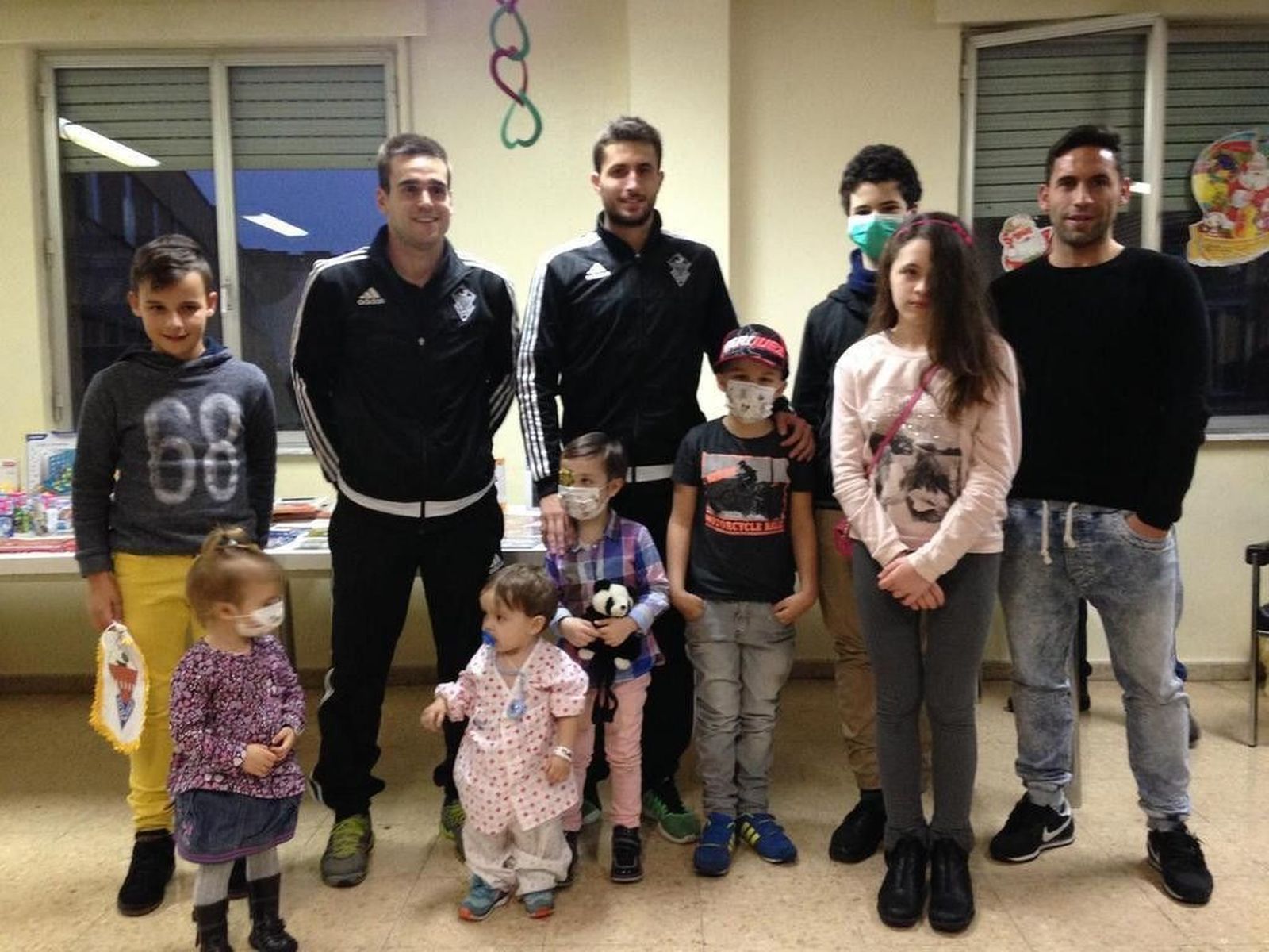 Varios jugadores de Guijuelo y Salmantino entregan juguetes a niños del Hospital