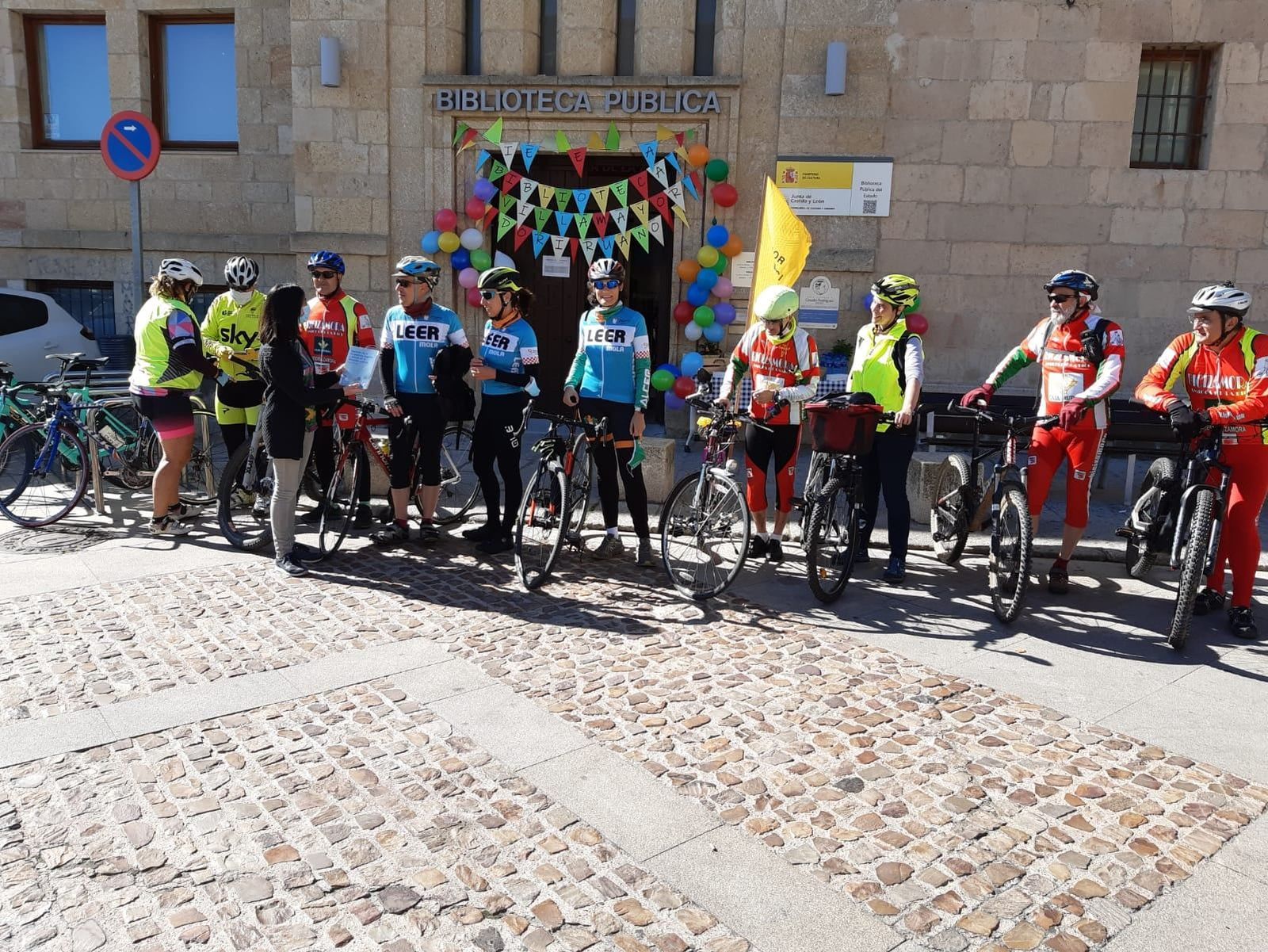 De Villamayor a Zamora para entregar un libro