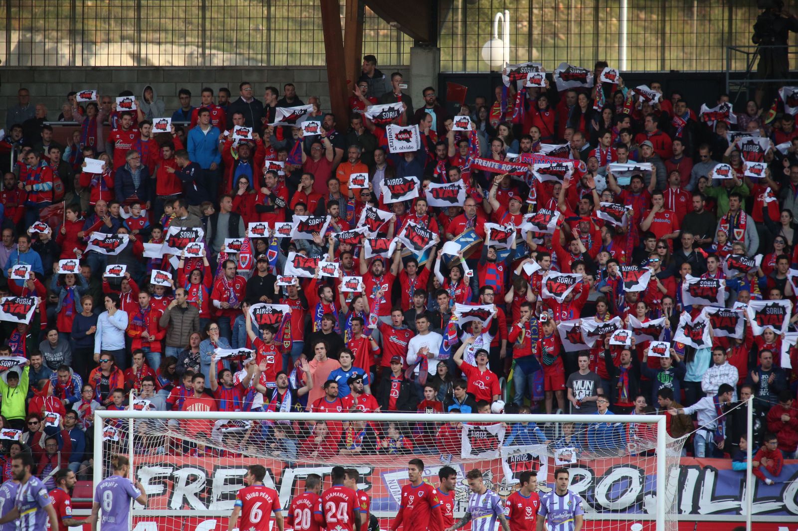VÍDEO | Un jugador del Numancia y varios de sus acompañantes se encaran y amenazan con armas blancas a los aficionados