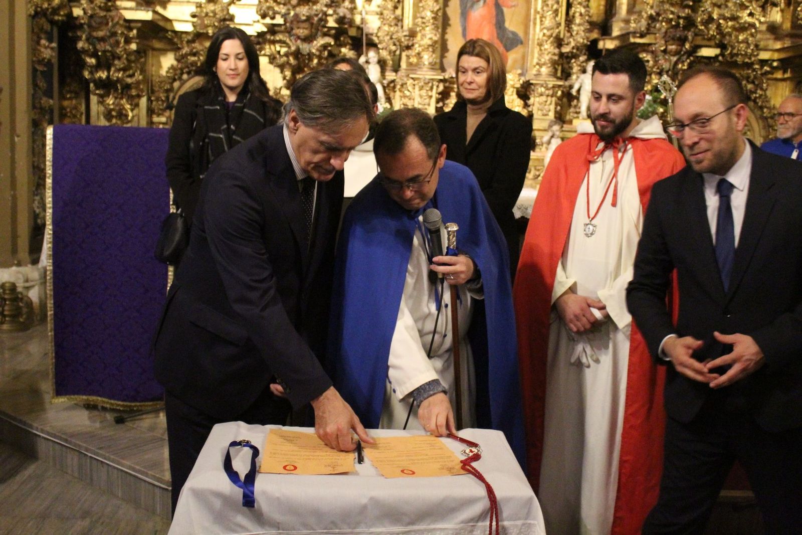 El alcalde de Salamanca, Carlos García Carbayo, asiste al acto de hermanamiento entre la Ilustre Cofradía de la Santa Vera Cruz y la Hermandad del Santísimo Cristo de la Expiración-Cofradía del Silencio de Ciudad Rodrigo.