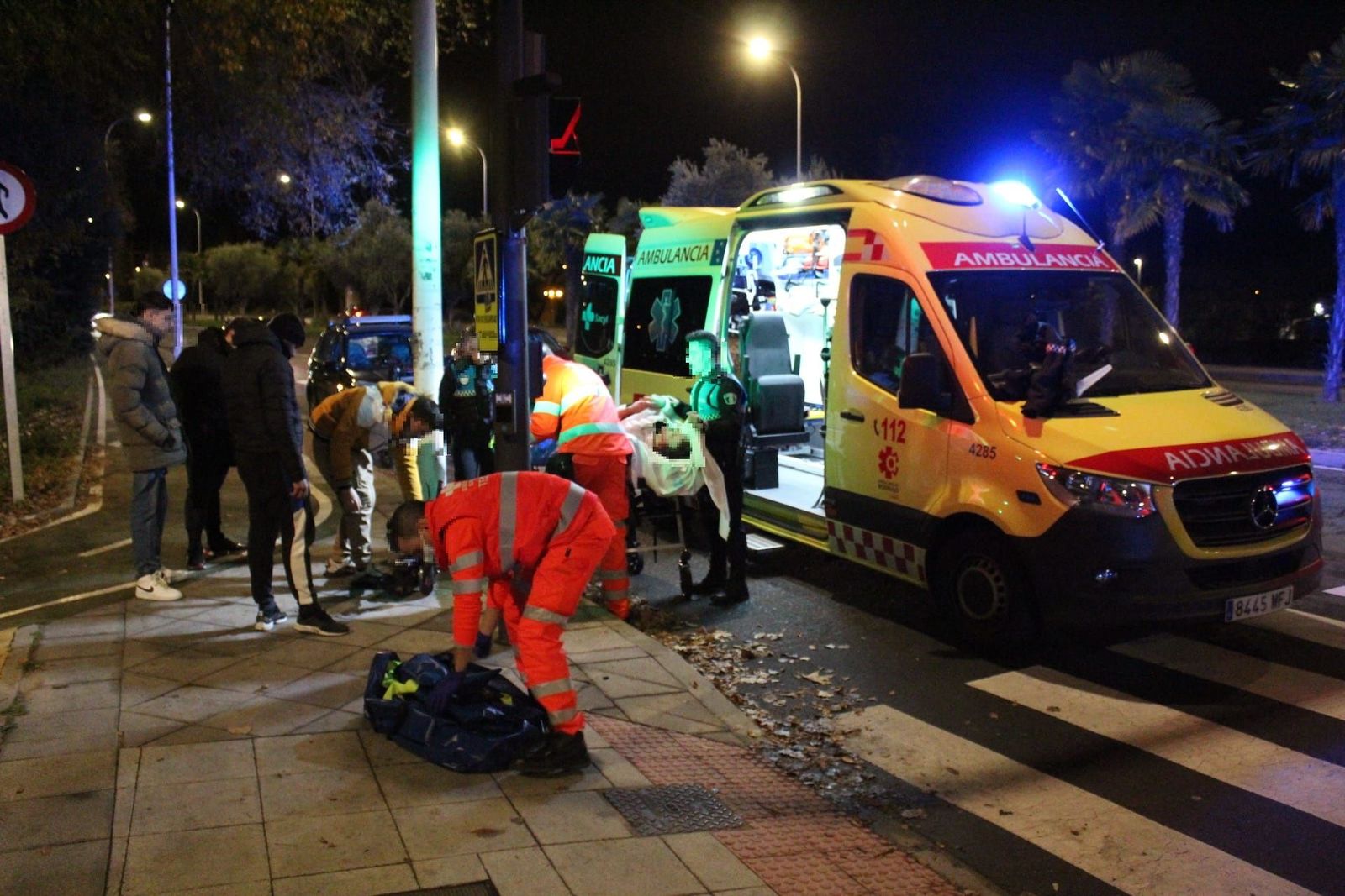 Colisión entre un turismo y un patinete eléctrico en el puente Felipe VI. Fotos Carlos H.G