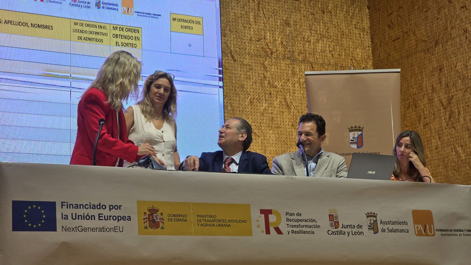 El concejal de Fomento, Fernando Carabias, preside el sorteo de la nueva promoción de vivienda pública de alquiler en el barrio de Capuchinos
