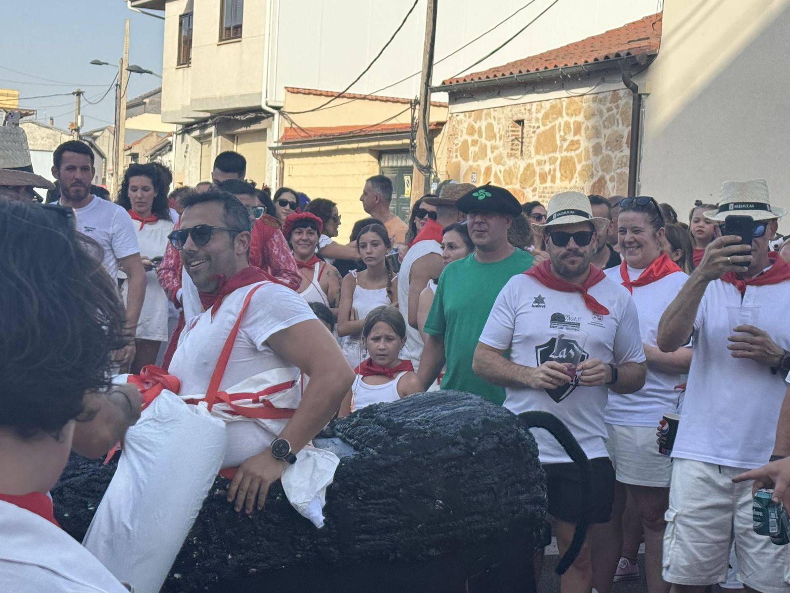 Castellanos de Moriscos. Paseo de peñas con la temática “Viva San Fermín”