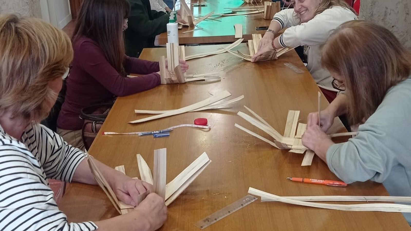 Participantes en el taller de cestería en Villamayor