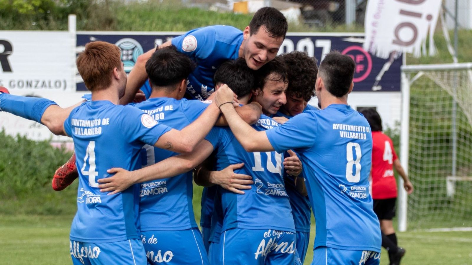 Los jugadores del CD Villaralbo B celebran su triunfo