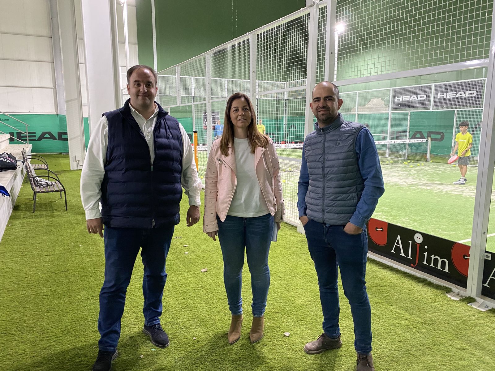 Miembros de la Corporación Municipal en las nuevas pistas de pádel