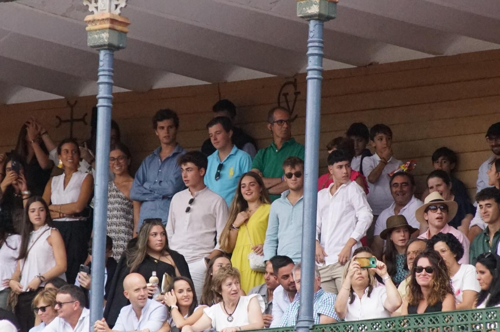 Expectación por ver los caballos de rejoneo en La Glorieta: imágenes del ambiente en los tendidos y en el patio de cuadrillas