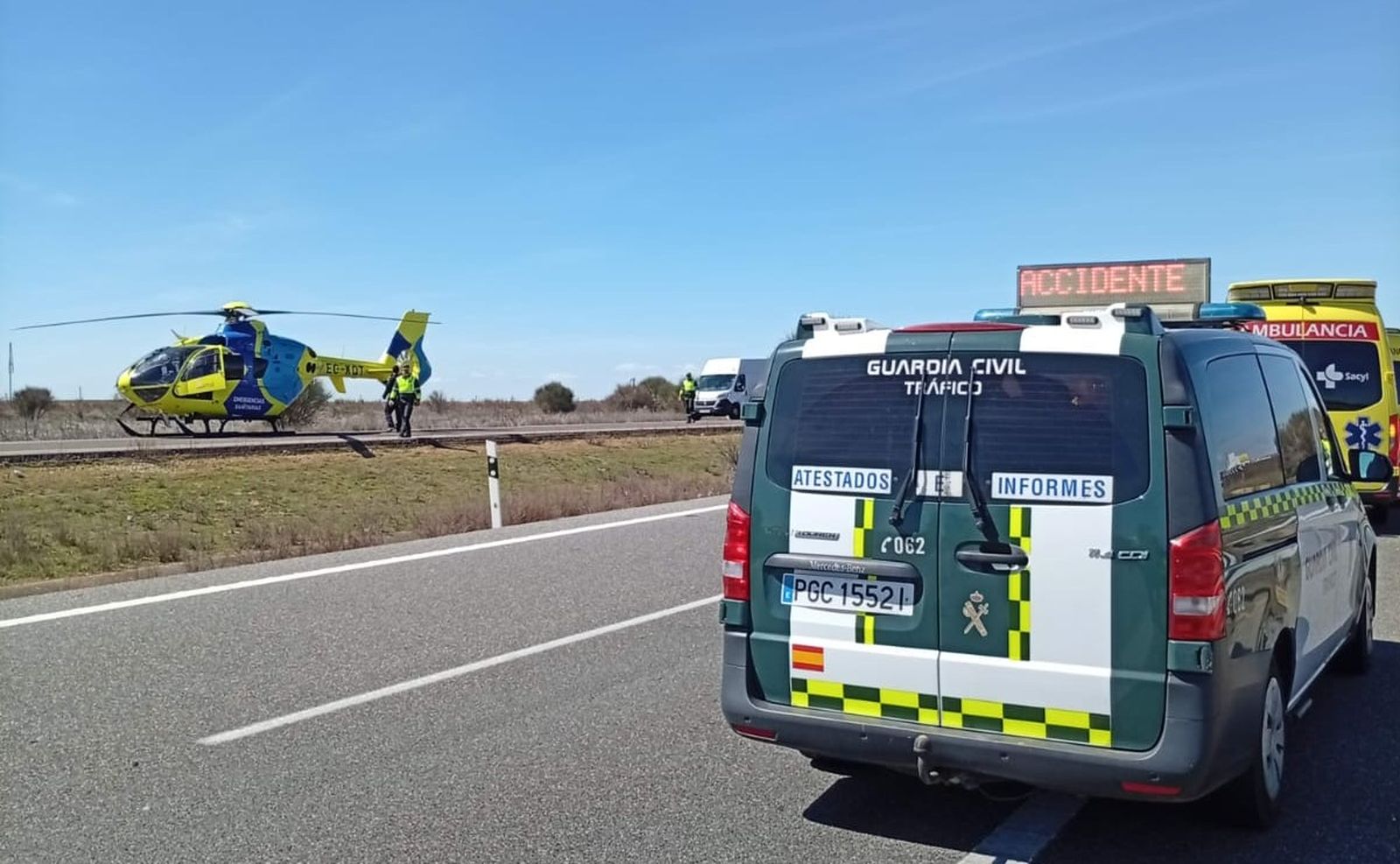 Accidente en a Autovía A 6. Guardia Civil, ambulancia y helicóptero