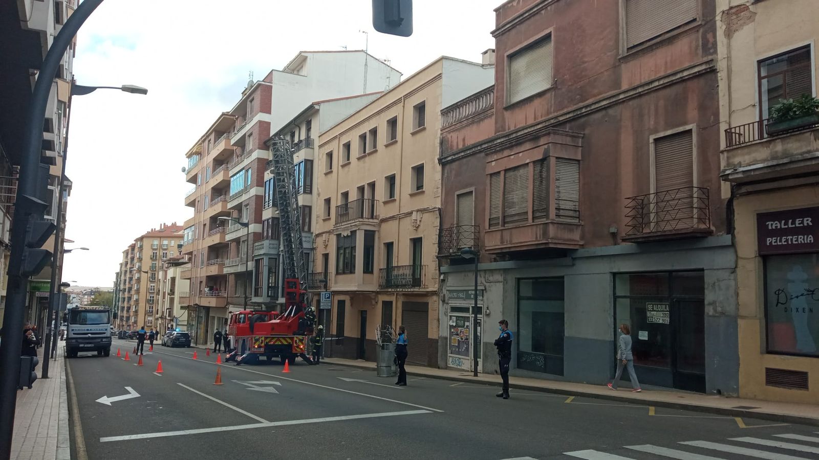 Los bomberos y la Policía Municipal en la avenida de Portugal ante desprendimientos en una fachada (4)