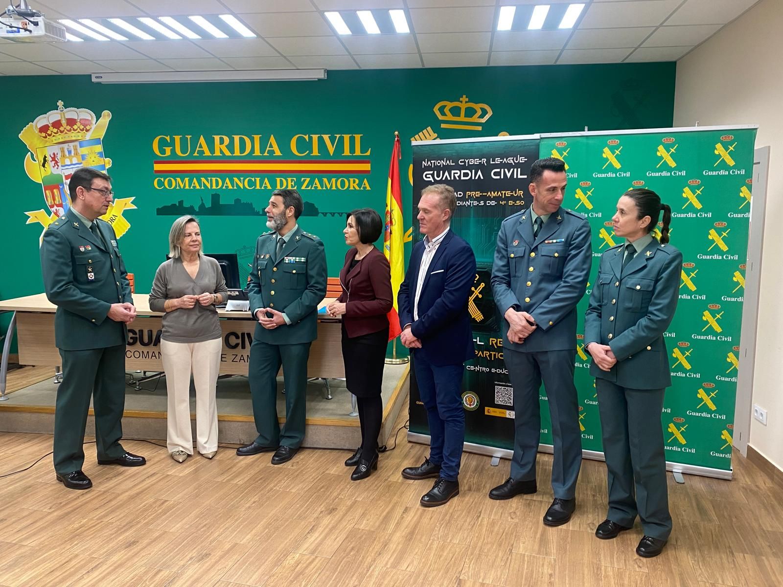Representantes de la Guardia Civil y de la Dirección Provincial de Educación durante la presentación