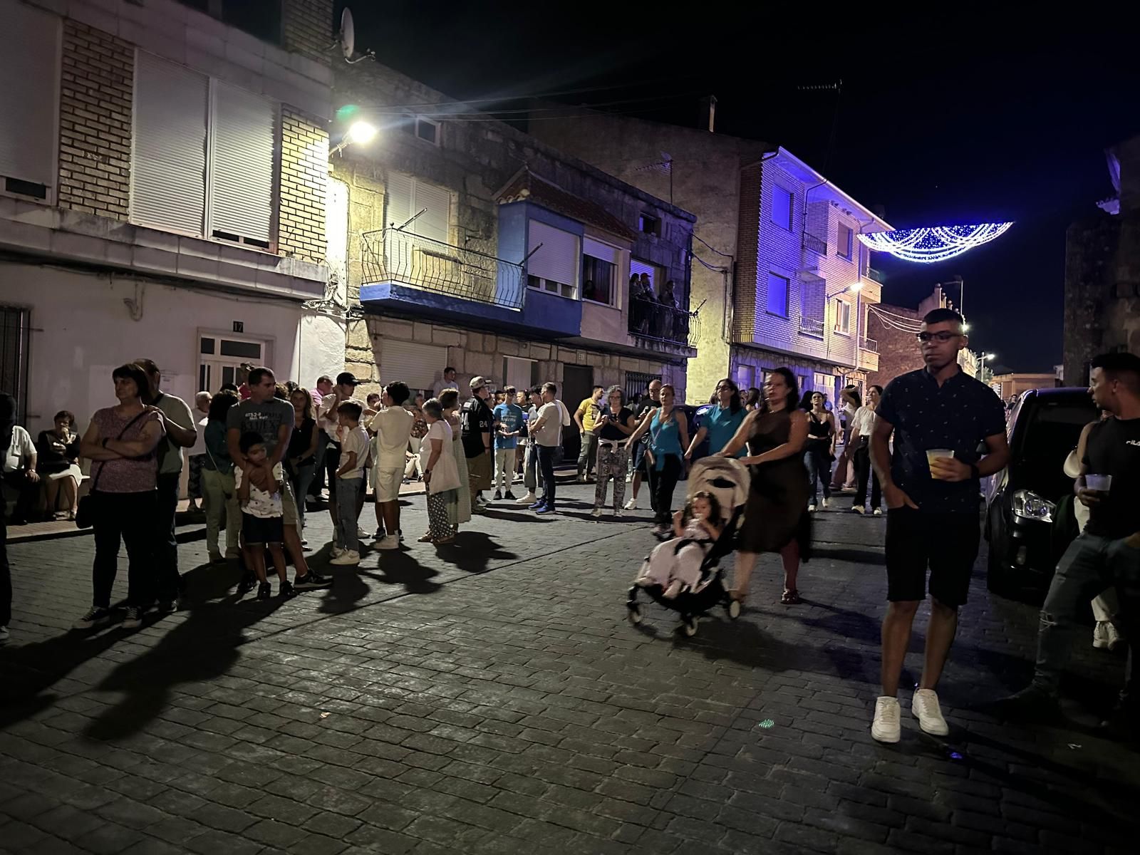 El desfile de carrozas de Aldeadávila vuelve a llenar de luz y color las calles en sus fiestas