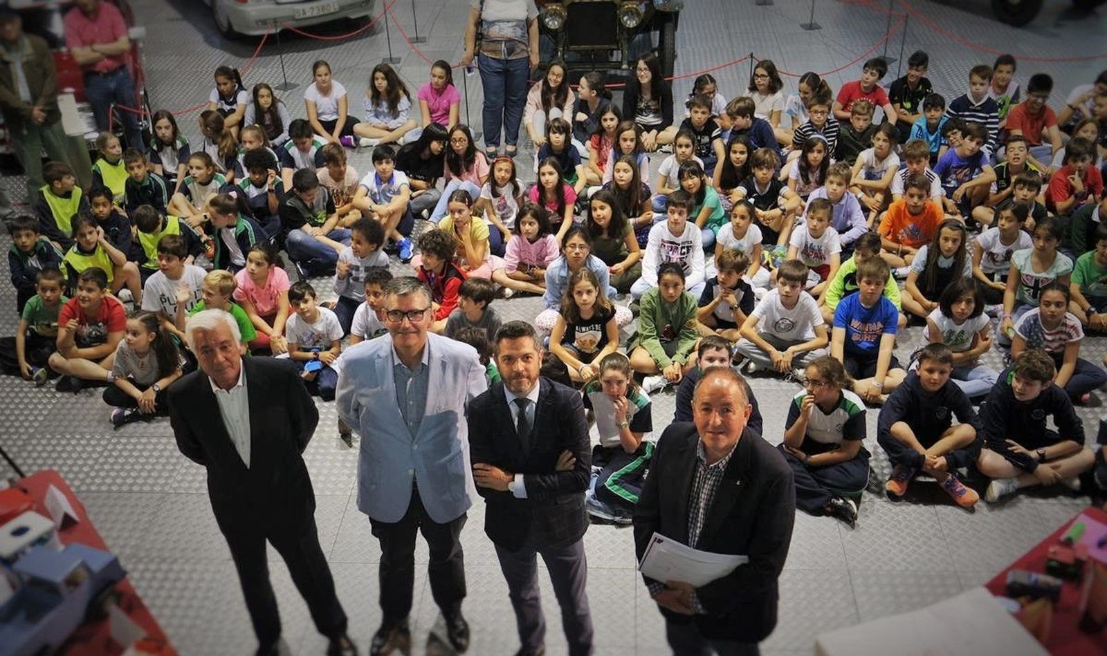 Los ganadores del concurso 'Diseña tu automóvil' recogen sus premios Los ganadores del concurso 'Diseña tu automóvil' recogen sus premios
