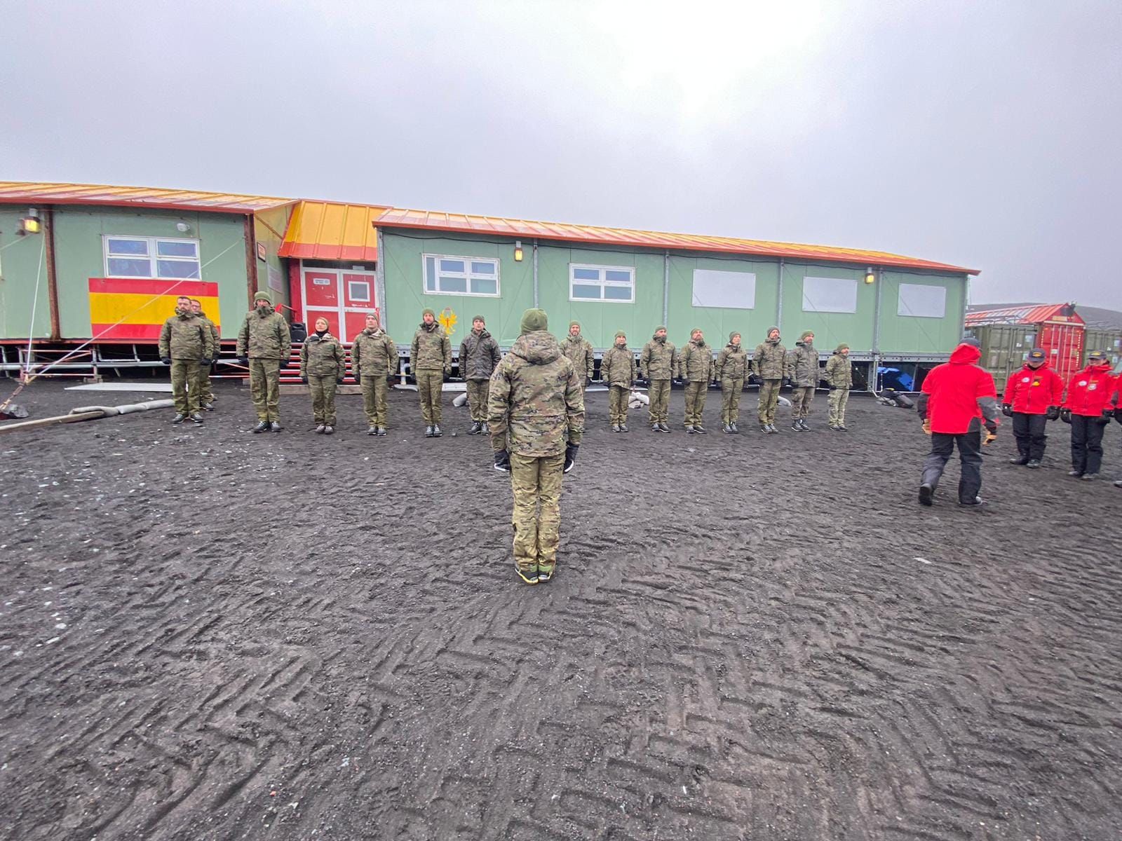 Los componentes de la XXXVI campaña Antártica del Ejército de Tierra en la base 