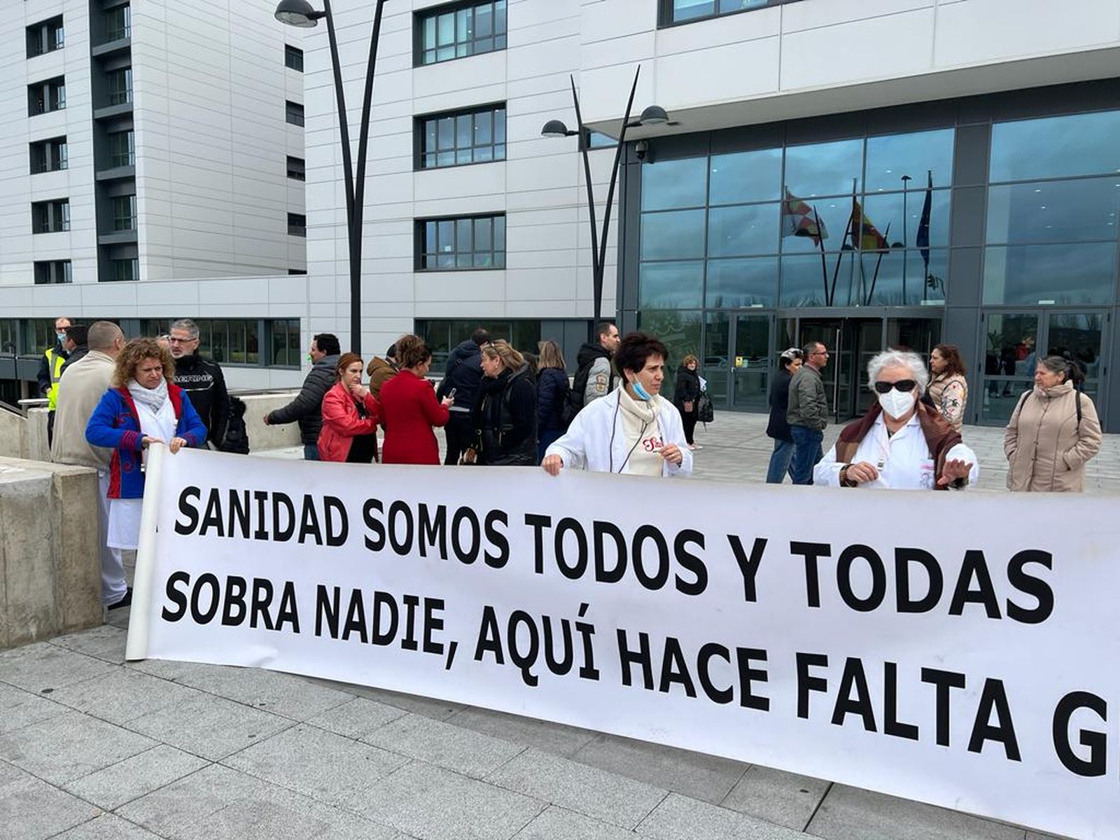 concentracion-de-los-trabajadores-de-mantenimiento-por-la-privatizacion-del-servicio-en-el-hospital-de-salamanca-fotos-s24h-3