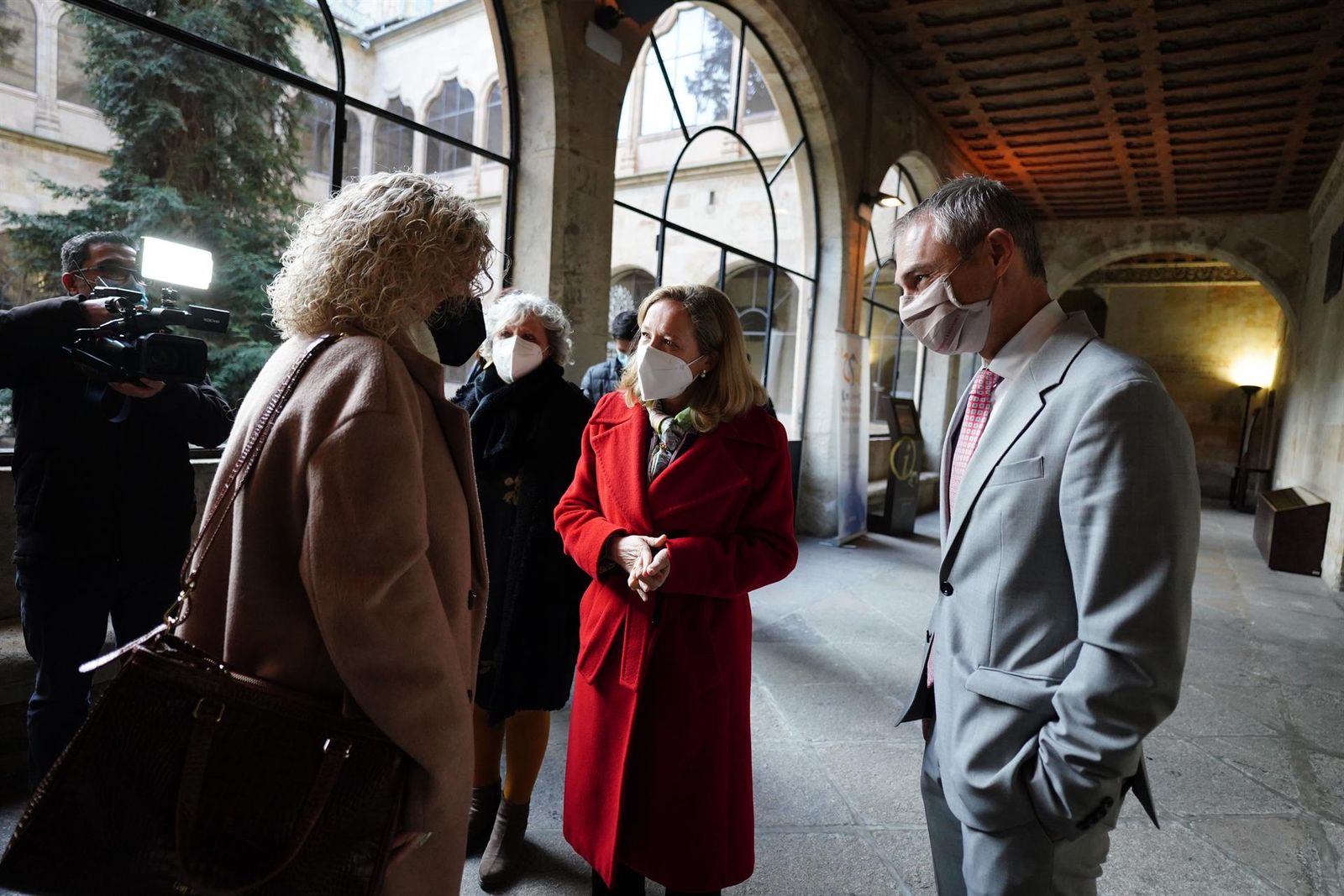 La vicerrectora de estudiantes, Celia Aramburu; la subdelegada del Gobierno de Salamanca, María Encarnación Pérez; la vicepresidenta primera y ministra de Asuntos Económicos y Transformación Digital, Nadia Calviño y el rector de la Universidad de Sa  - E