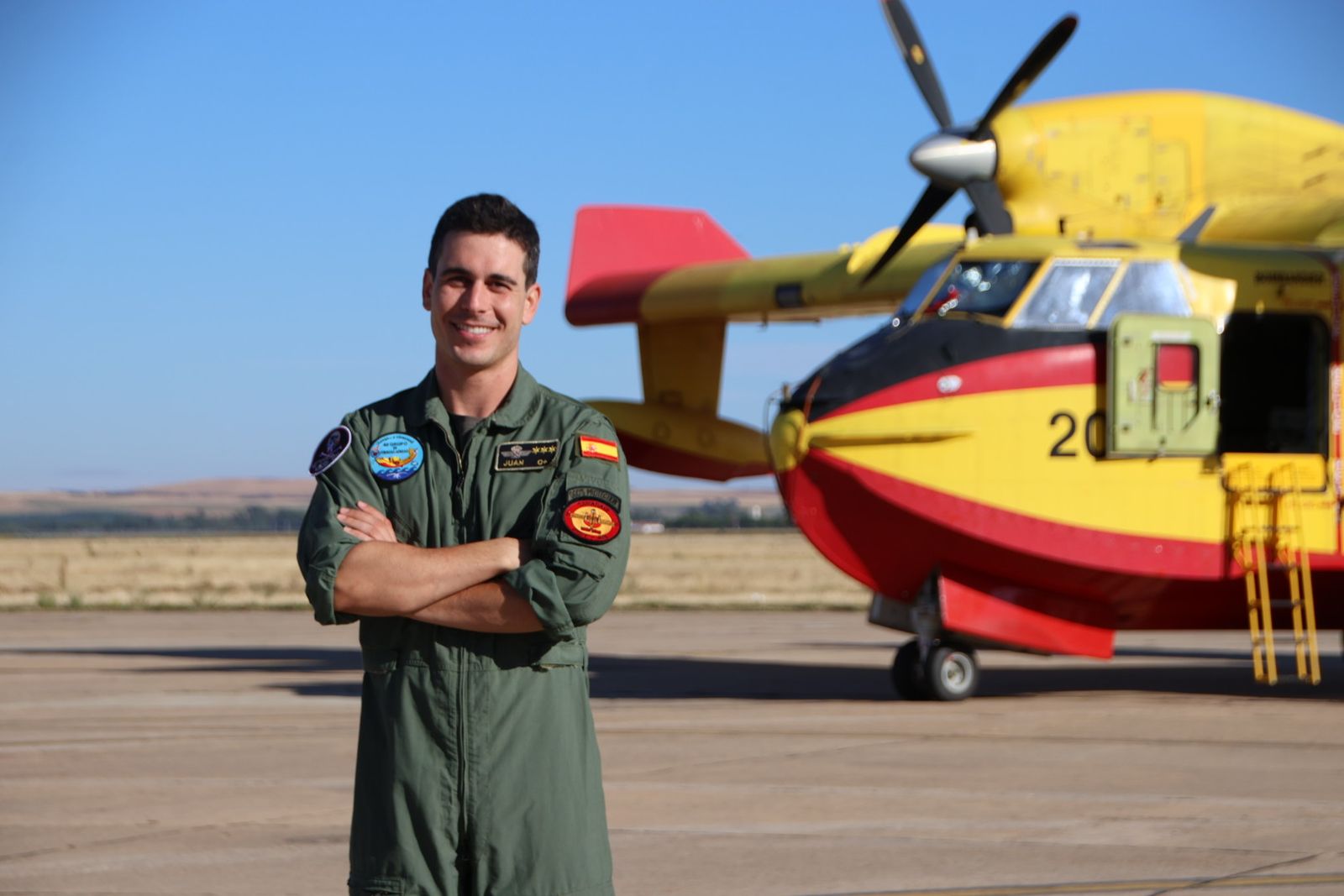 Capitán Conde, piloto del Grupo 43, en la Base Aérea de Matacán