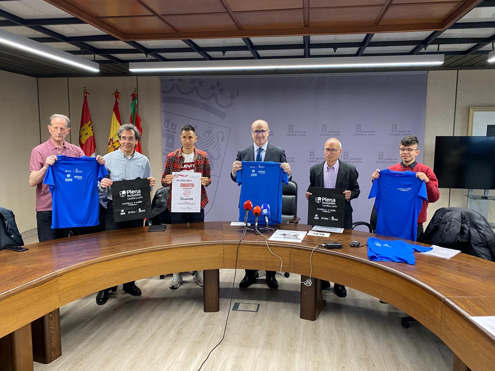 El delegado territorial de la Junta, Fernando Prada, junto a representantes de Plena Inclusión y organizadores del evento deportivo