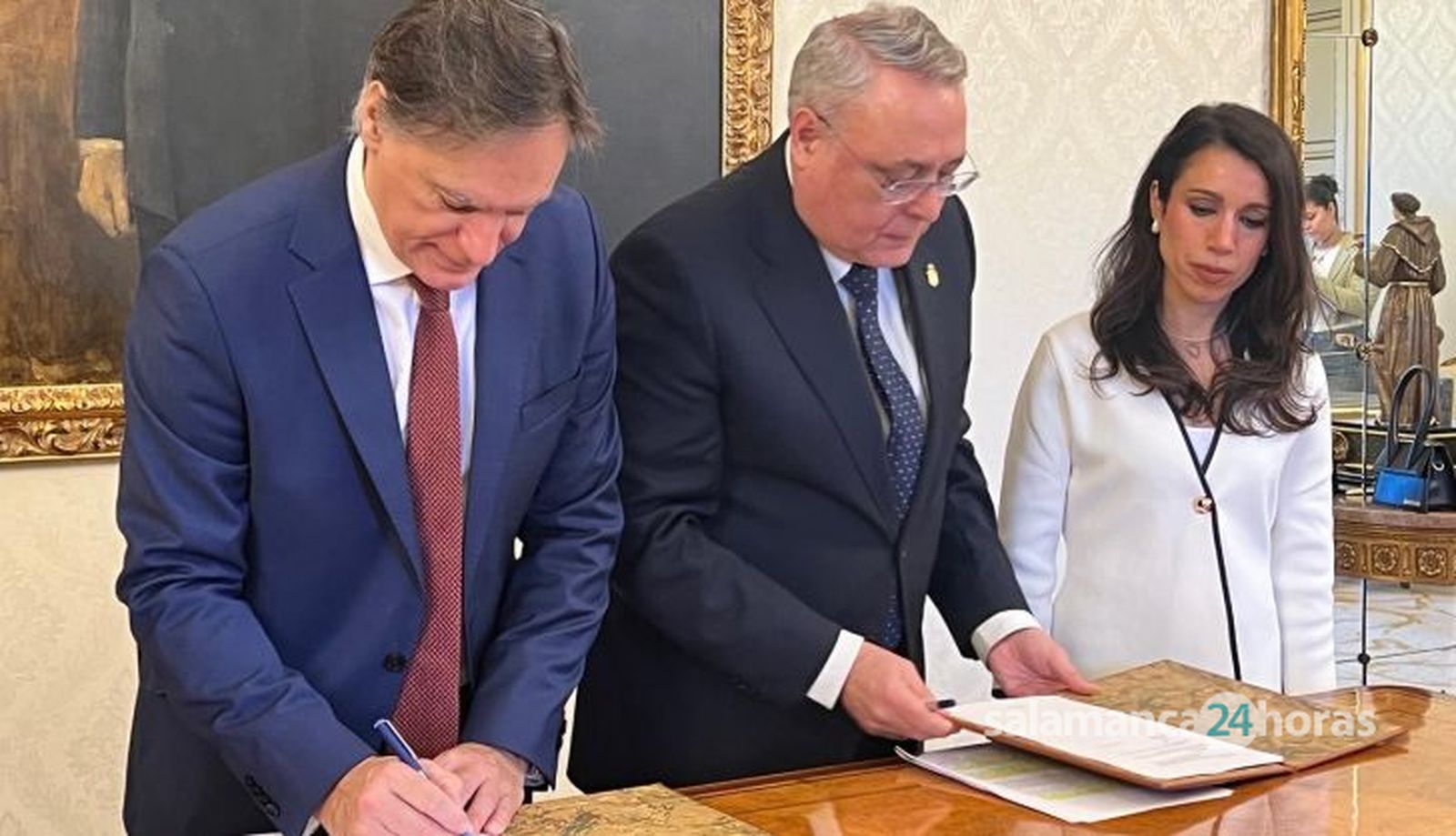 El alcalde de Salamanca, Carlos García Carbayo, y el decano del Colegio de la Abogacía de Salamanca, Miguel del Castillo Alonso, firman un convenio de colaboración de asistencia jurídica para personas mayores