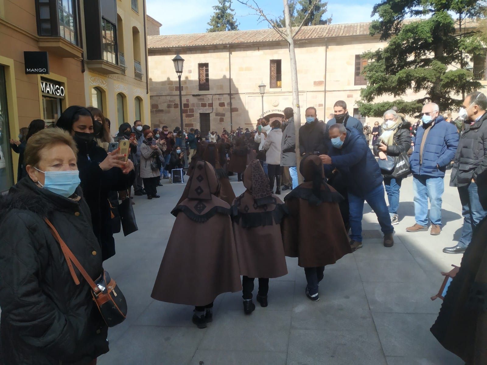 los-escolares-de-la-medalla-milagrosa-sacan-la-semana-santa-a-la-calle-8
