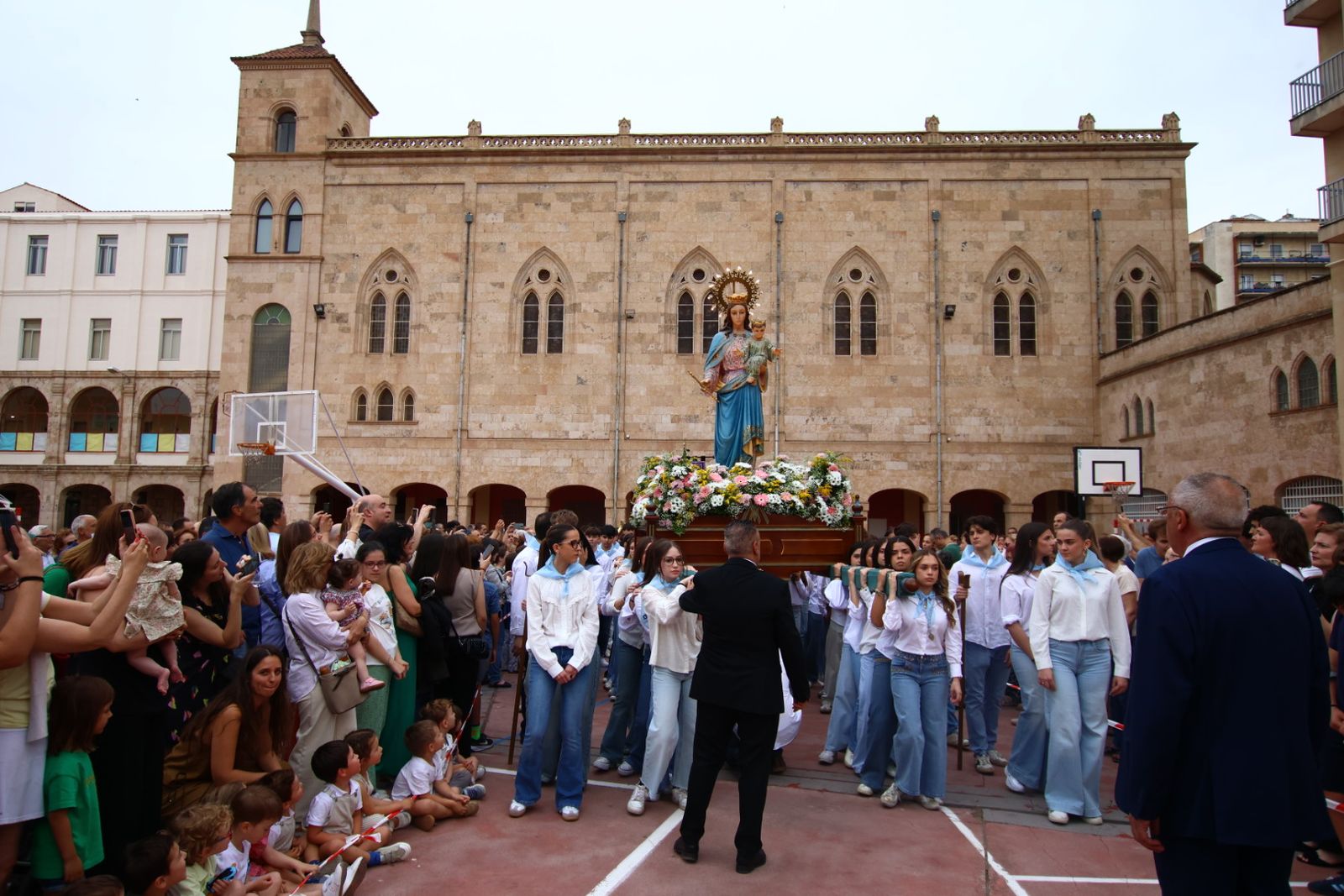 Procesión con motivo de la festividad de María Auxiliadora