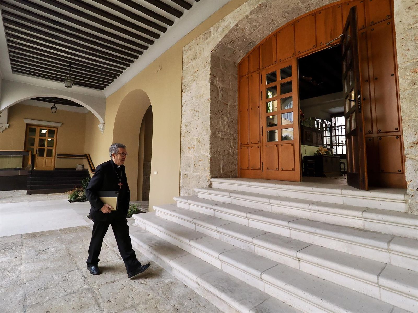 El Arzobispo de Valladolid y presidente de la Conferencia Episcopal Española, don Luis Argüello, comparece ante los medios de comunicación tras el fallecimiento del Papa Francisco. - EUROPA PRESS/CLAUDIA ALBA (PHOTOGENIC)