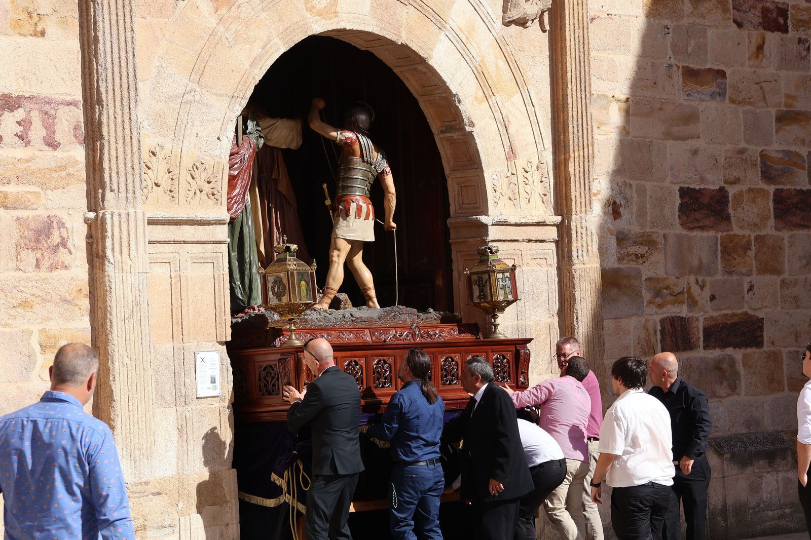 La Exaltación de la Cruz procesiona por las calles de Zamora rumbo a la carpa de San Bernabé