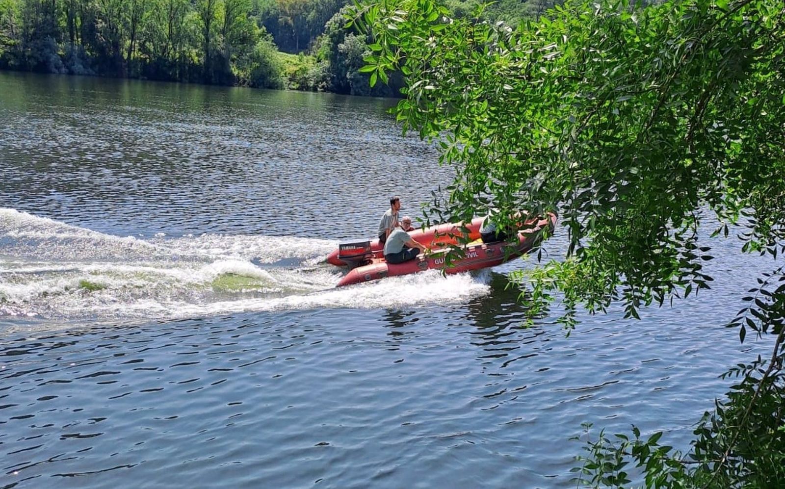 Labores de búsqueda jugador Mitogo en el río Miño. Foto EP