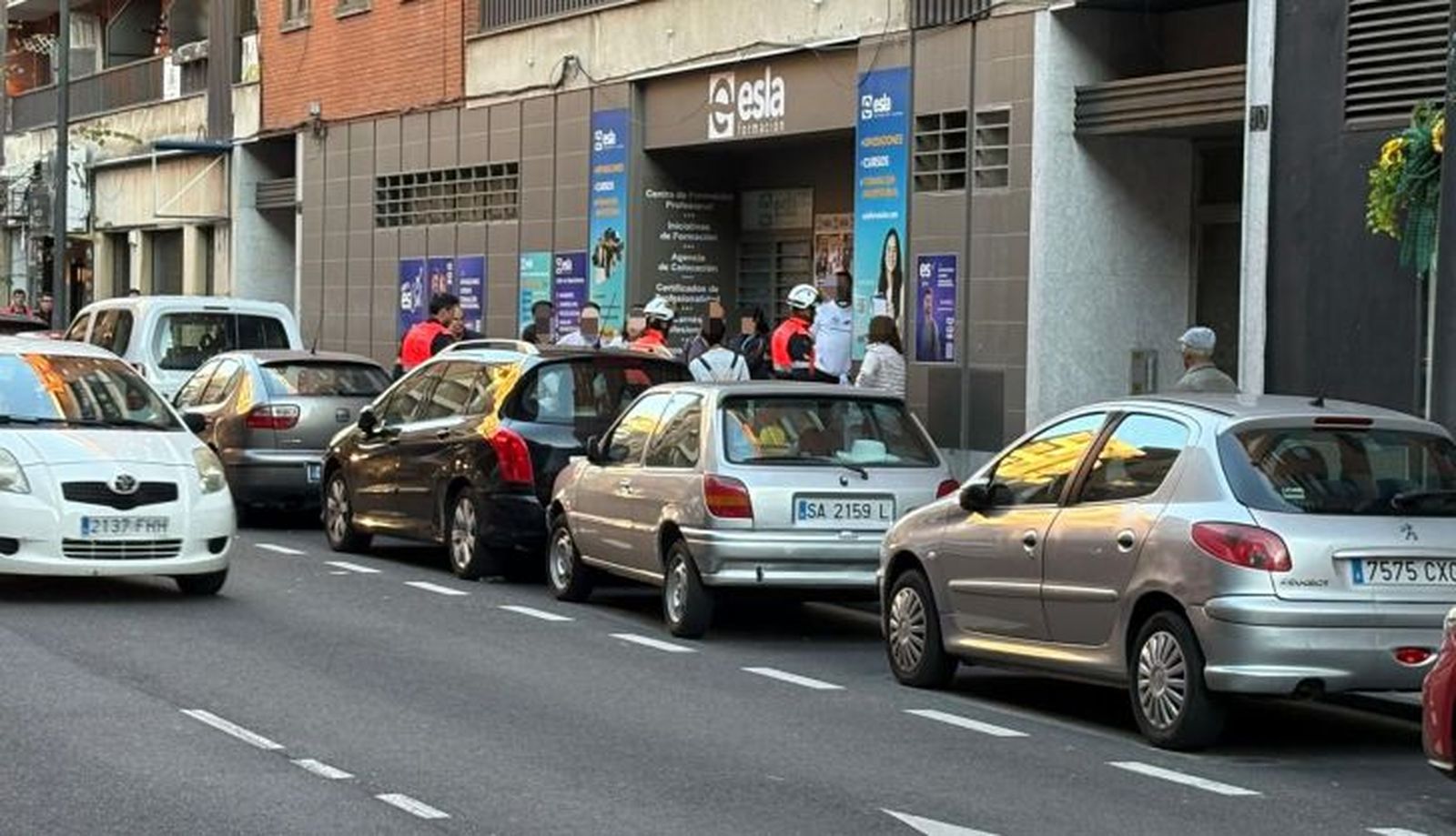 Bomberos entrando en una academia de la calle del Doctor Gómez Ulla