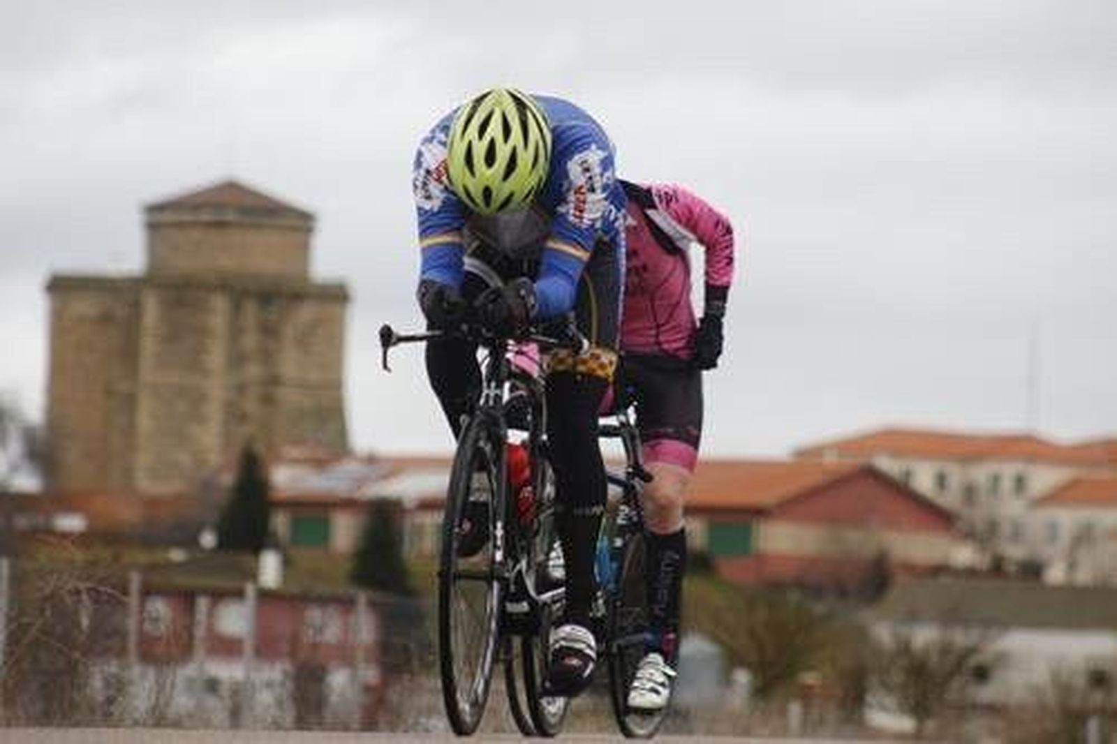 Rubén Guerra y María José García, David Pablo Sáchez y Emma Pérez ganan el segundo duatlón de Alba de Tormes