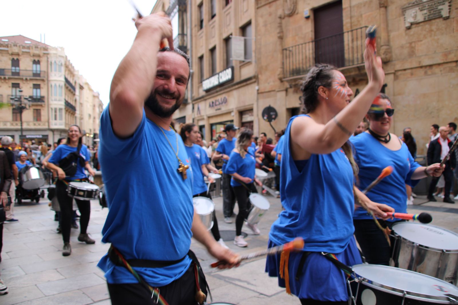 El taller de batucada K Charros organizado e impartido por la Asociación Cultural Educativa Blocco Charro sale a la calle este con el objetivo de acercar el mundo de la percusión afrobahiana a la ciu (47)