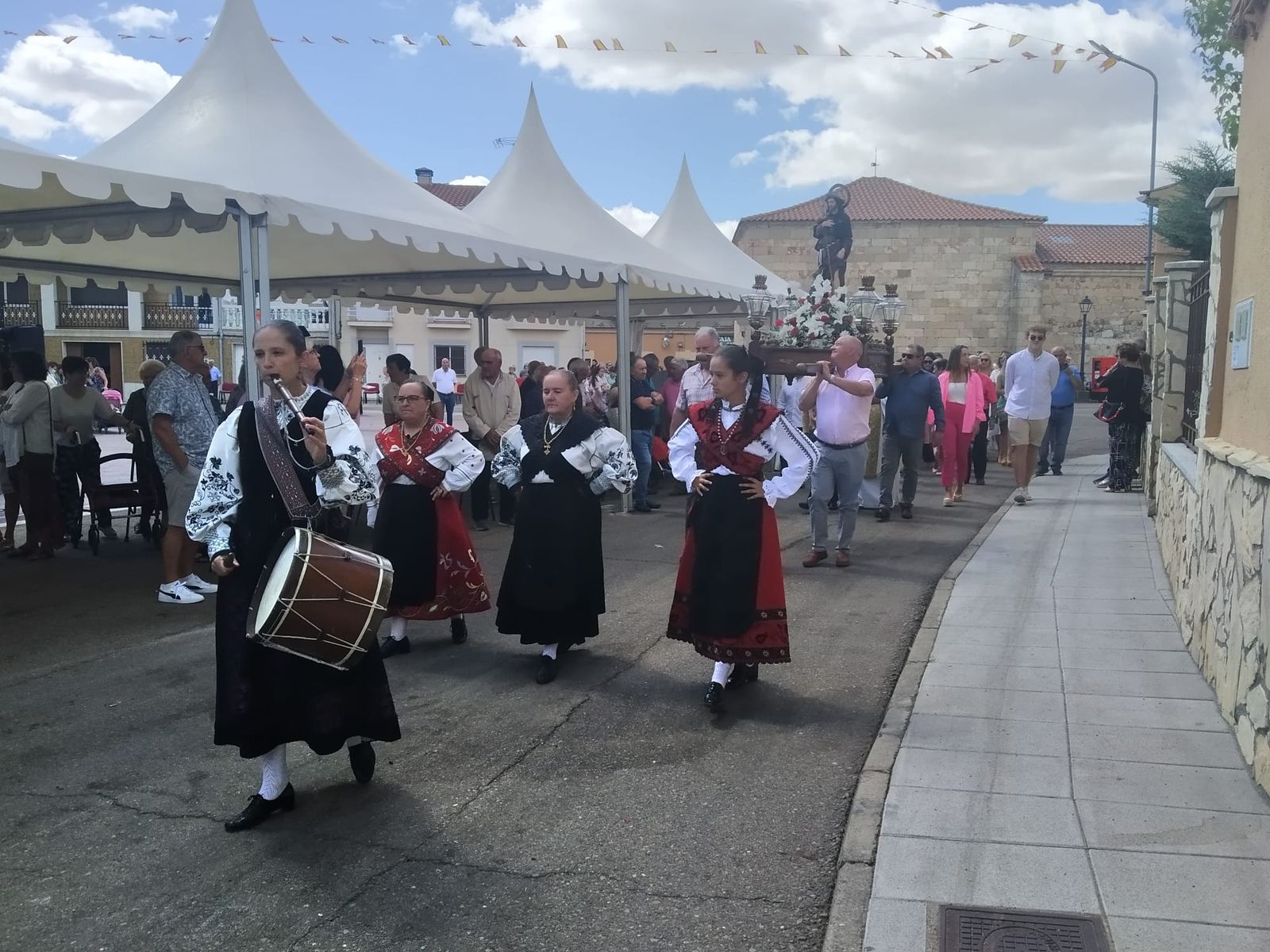 procesion-por-las-fiestas-patronales-en-valdelosa-20