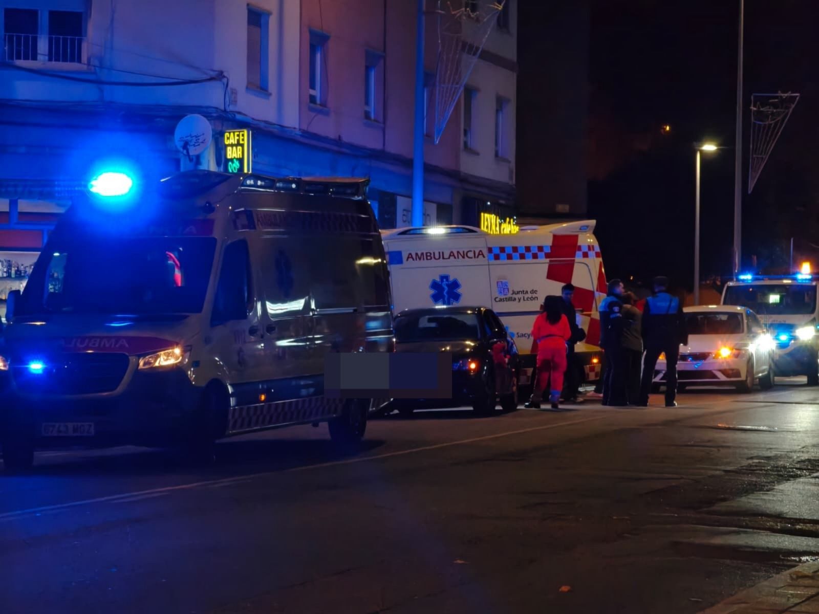 Ambulancia y Policía en la avenida de los Cedros por un accidente entre dos turismos
