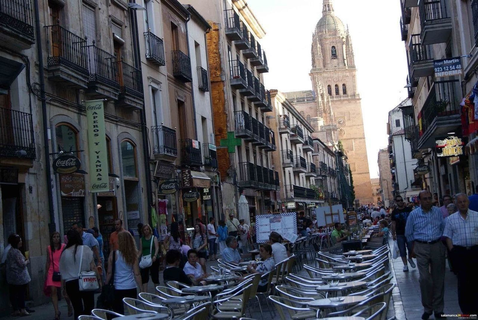 Ganemos se reúne con vecinos e insiste en regular el espacio utilizado por las terrazas