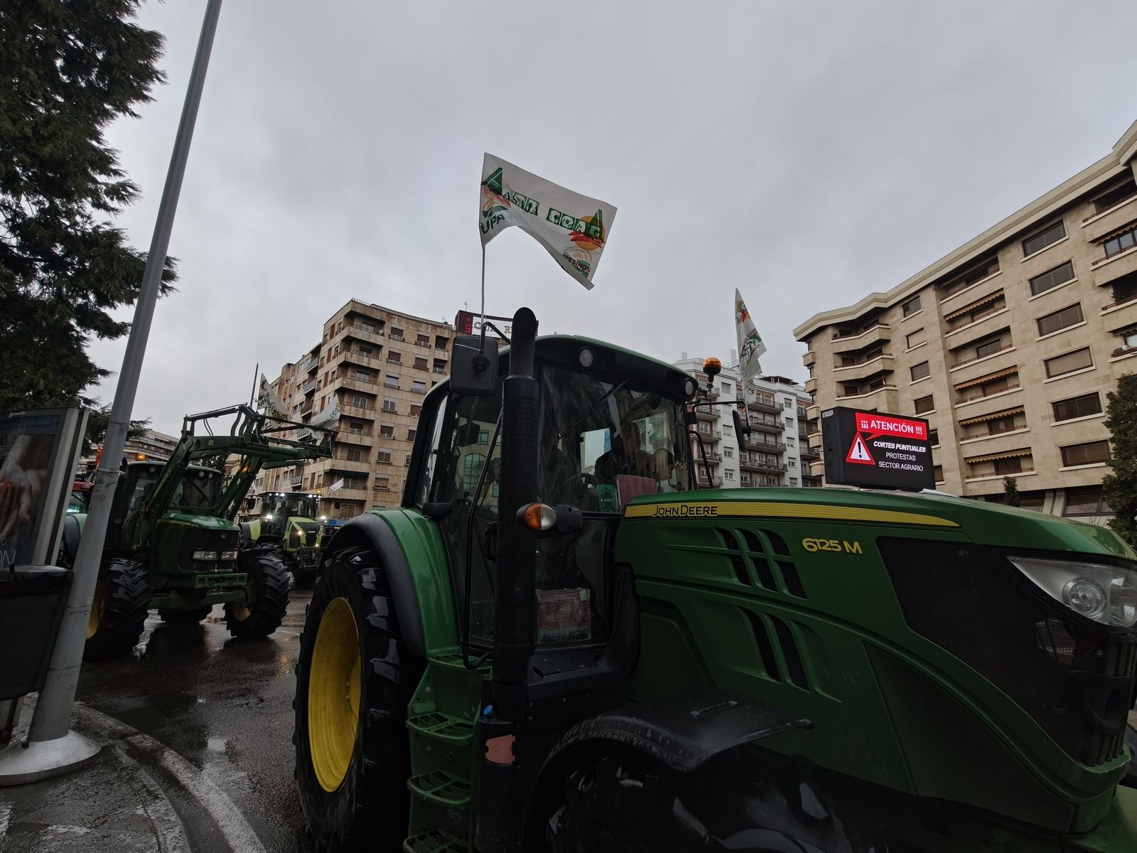 En imágenes la marcha con tractores y vehículos de campo en Salamanca en protesta contra Mercosur