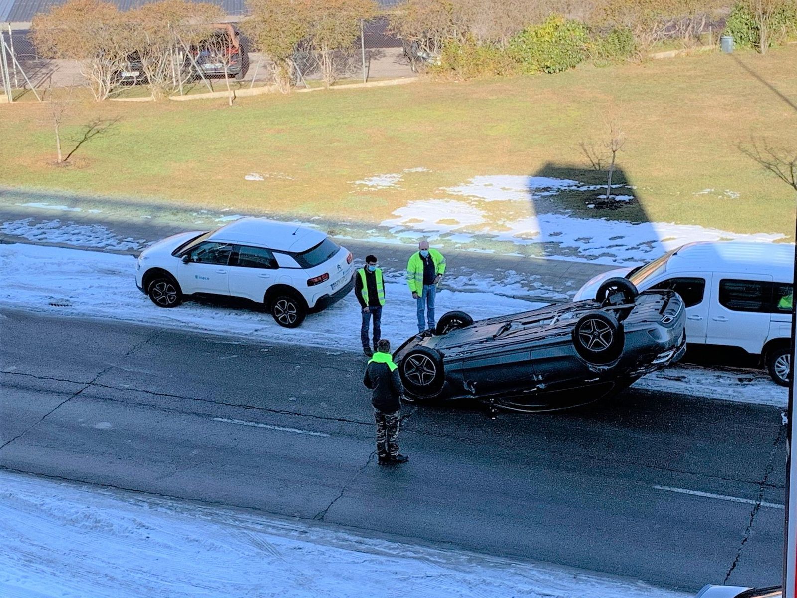 Vuelco de un turismo en el polígono El Montalvo