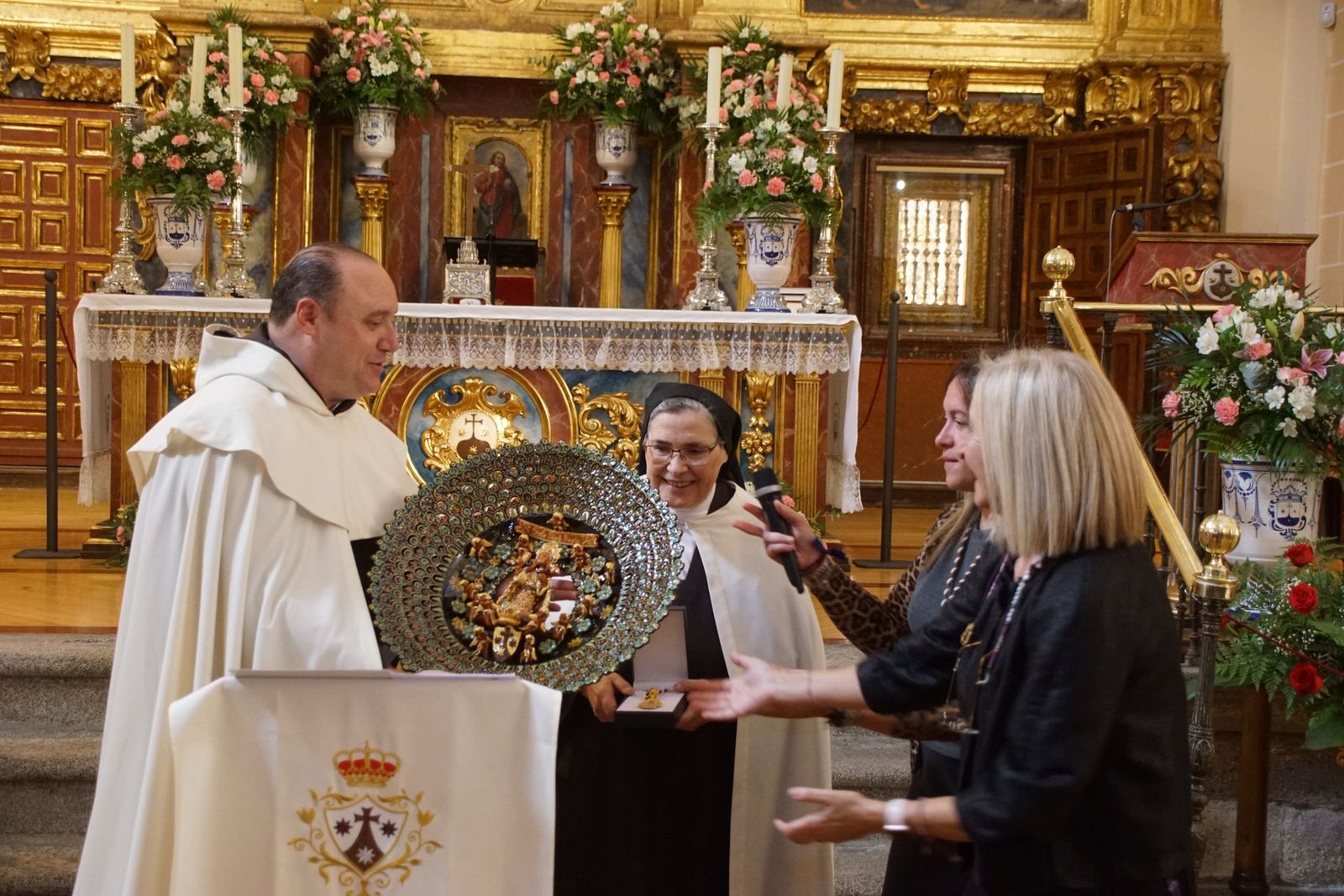 Alba nombra hijo adoptivo al prior Miguel Angel González  (18).jpeg