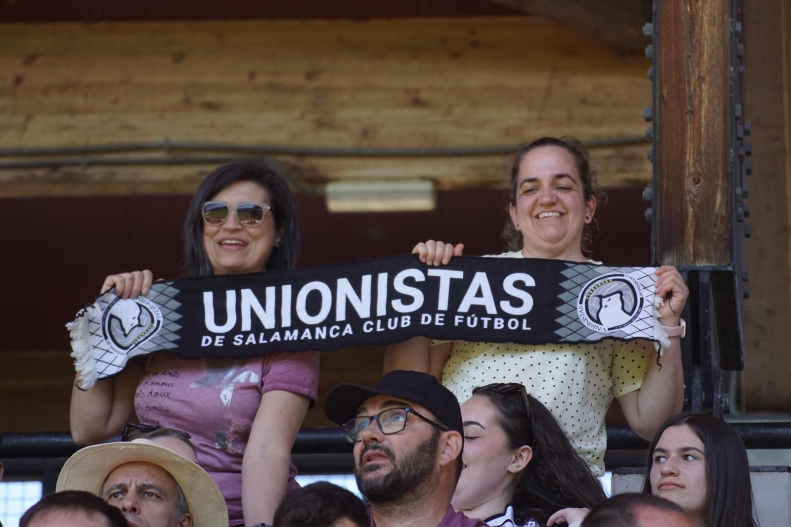 Gran ambiente en la grada para ver el partido entre Zamora - Unionistas en el Estadio Ruta de la Plata