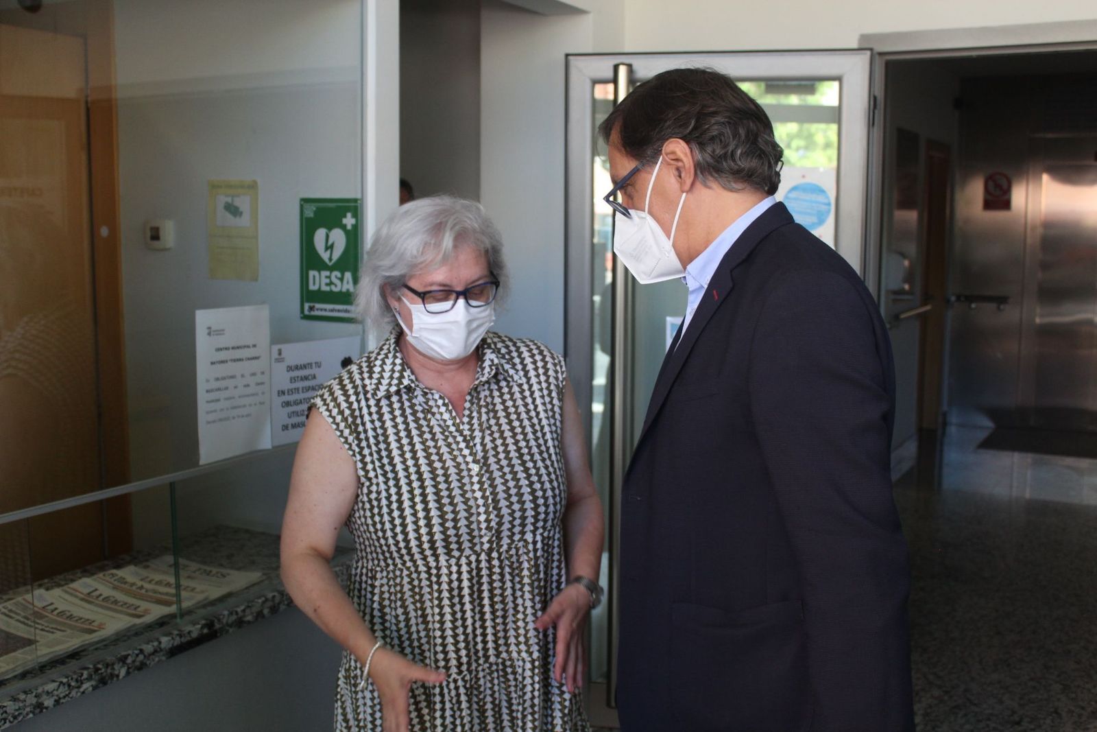 El alcalde de Salamanca, Carlos García Carbayo, visita el Centro Municipal de Mayores Tierra Charra con motivo del Día de los Abuelos.