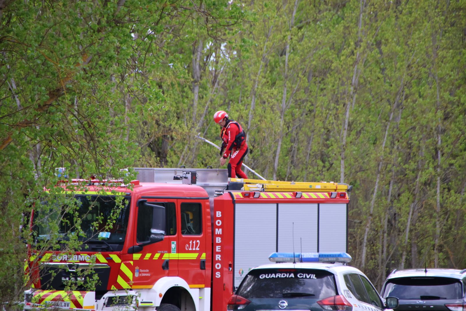 Dispositivo de rescate del cuerpo sin vida en el río Tormes entre Villamayor y Santibañez del Río