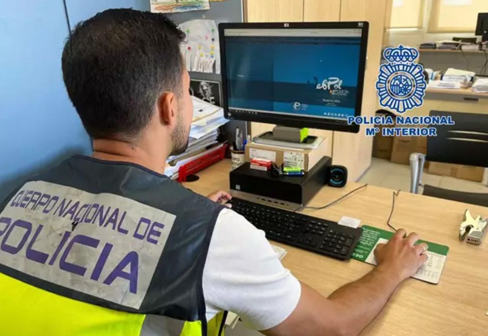 Un agente de la Policía Nacional frente a su ordenador. Archivo. EP. Un agente de la Policía Nacional frente a su ordenador. Archivo. EP.