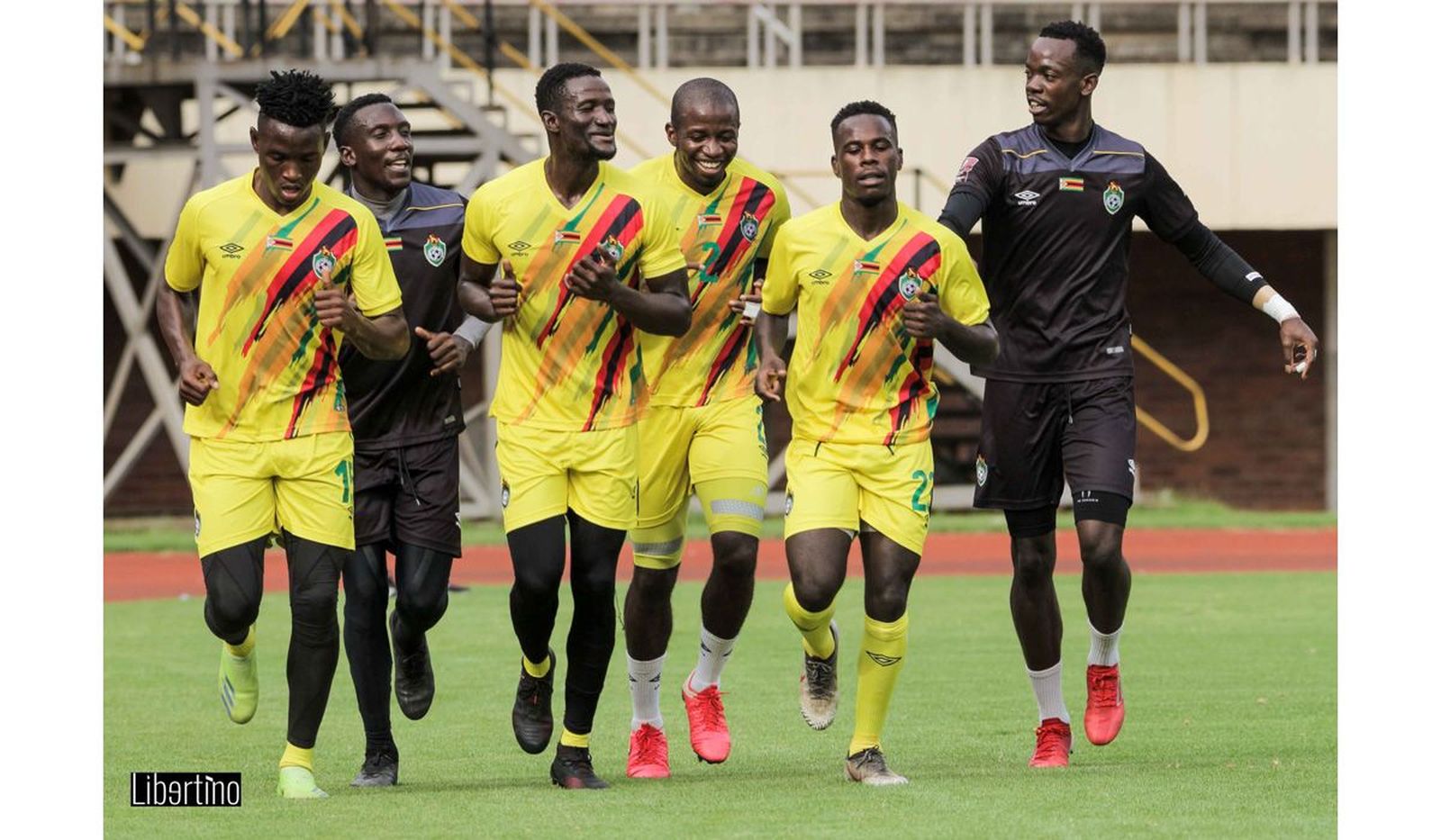 Mapisa con su selección FOTO Asociación de Fútbol de Zimbabwe