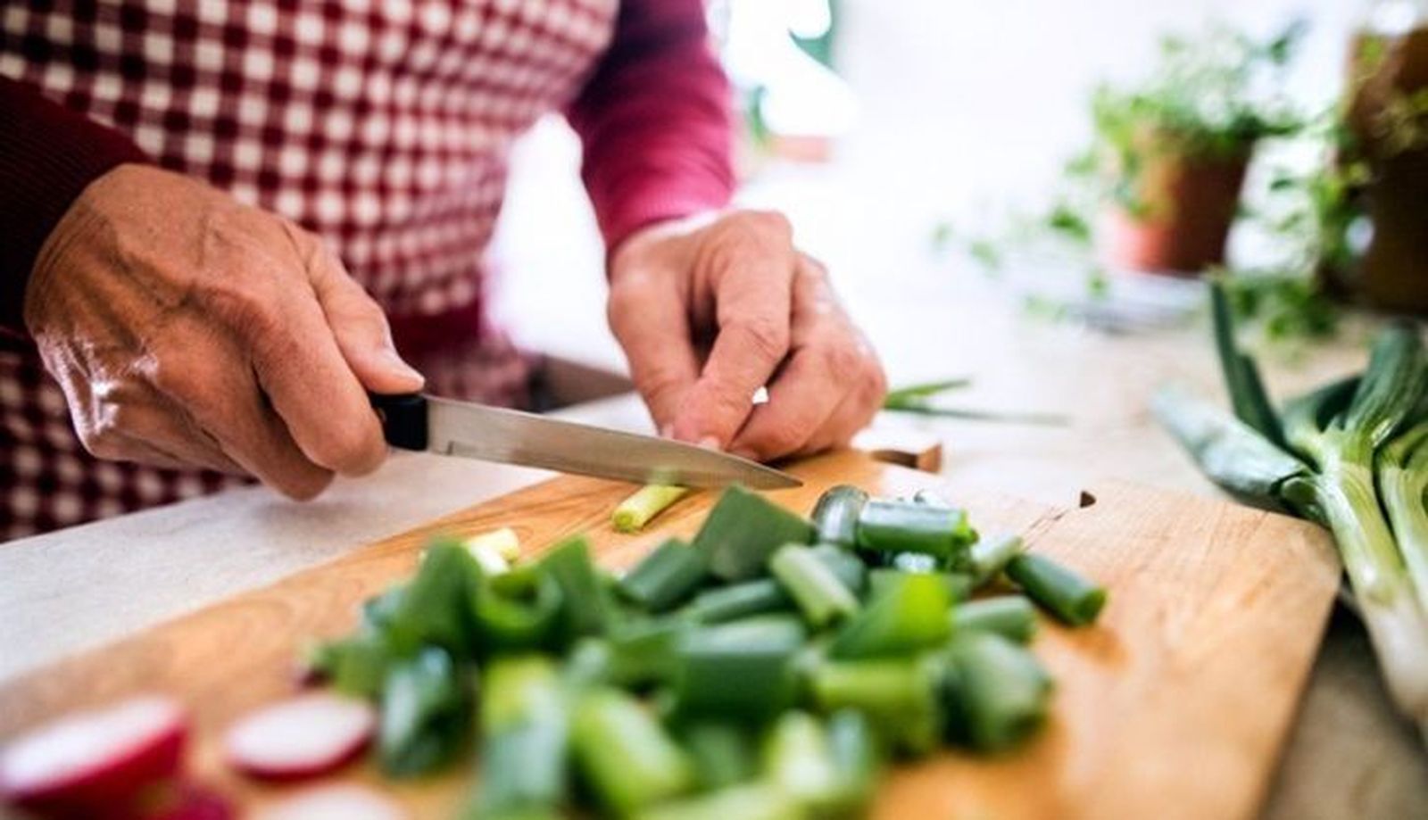 Hombre prepara comida en casa. Nutrición, dieta mediterranea. Europa Press