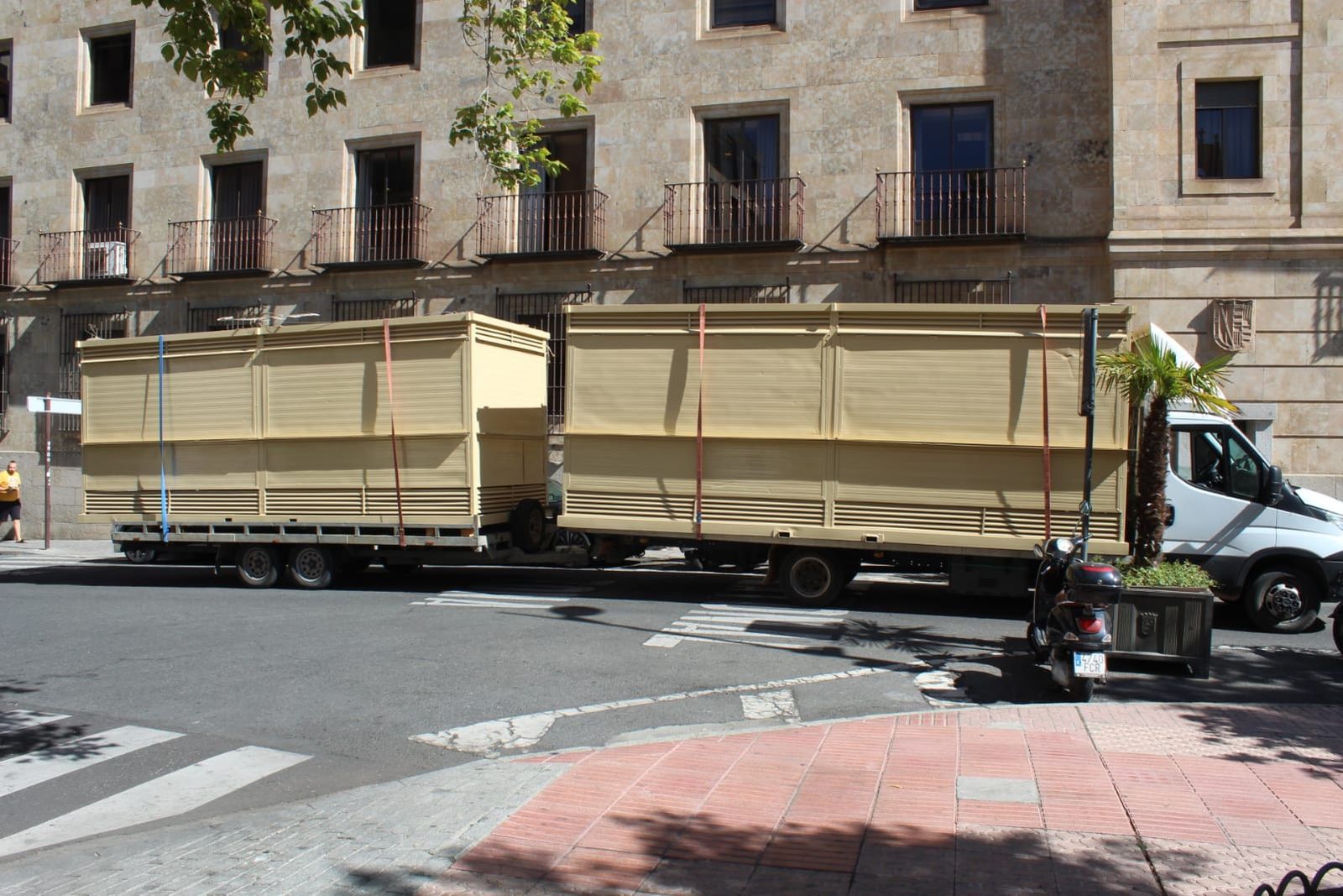 Puesta de casetas feria de día en la plaza de los Bandos