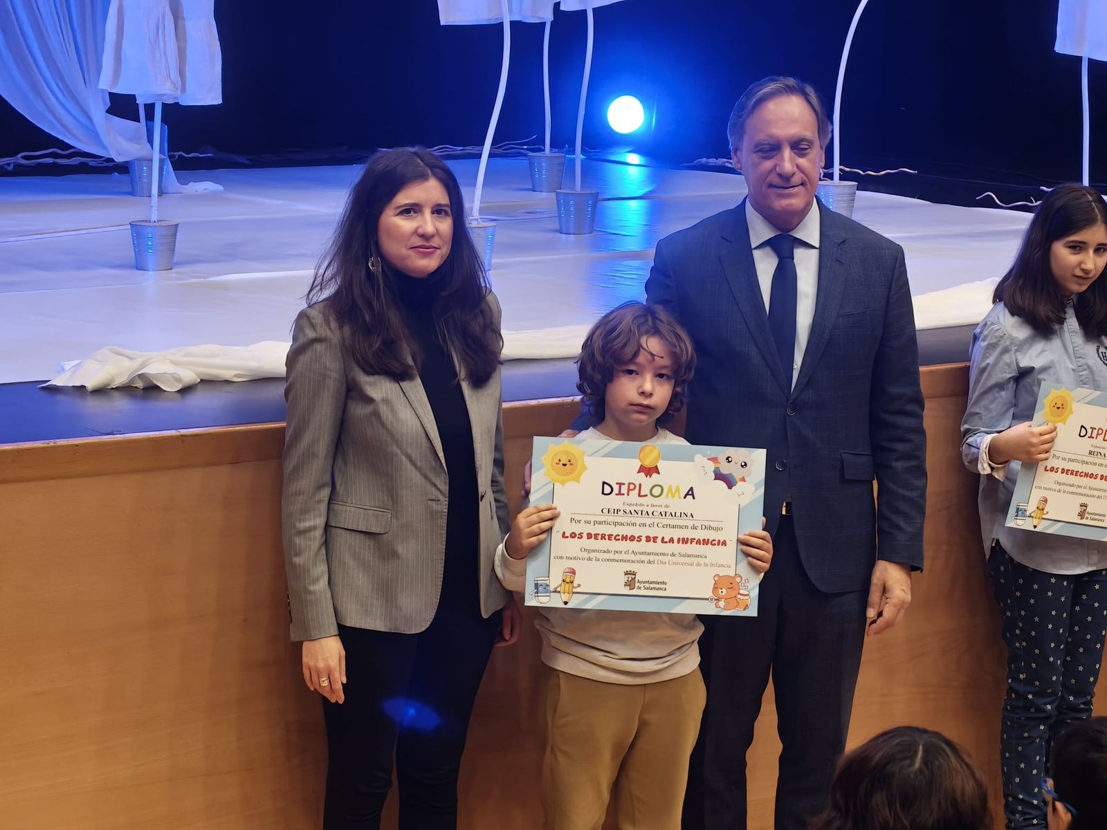 Los niños del concurso de dibujo de reciben sus diplomas premiados de las manos del alcalde por el Día Internacional de los Derechos de la Infancia