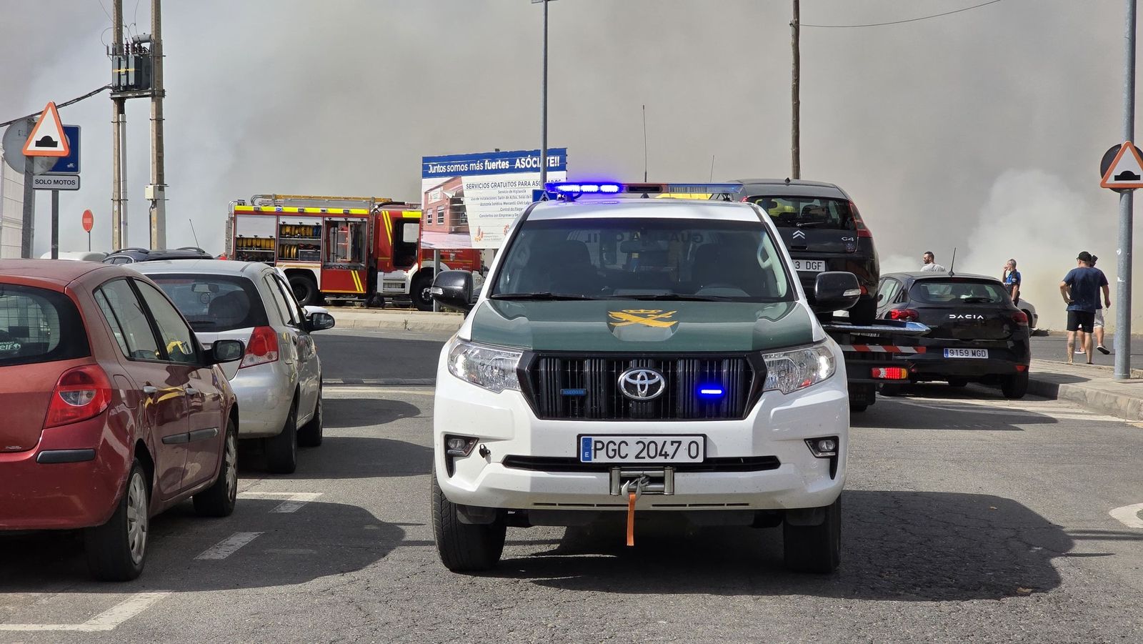 Los bomberos sofocan un gran incendio en el Polígono Industrial de Los Montalvos