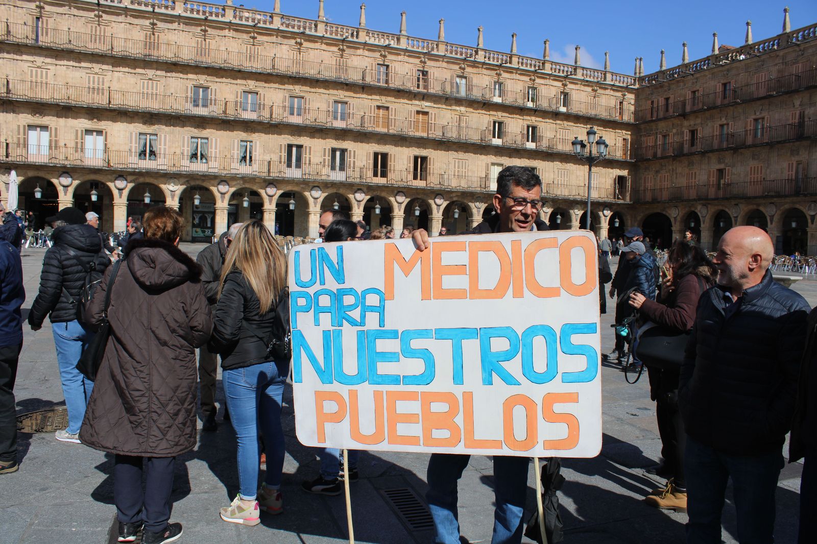 Los vecinos de El Cerro se manifiestan para exigir el regreso de su médico titular. Foto de archivo